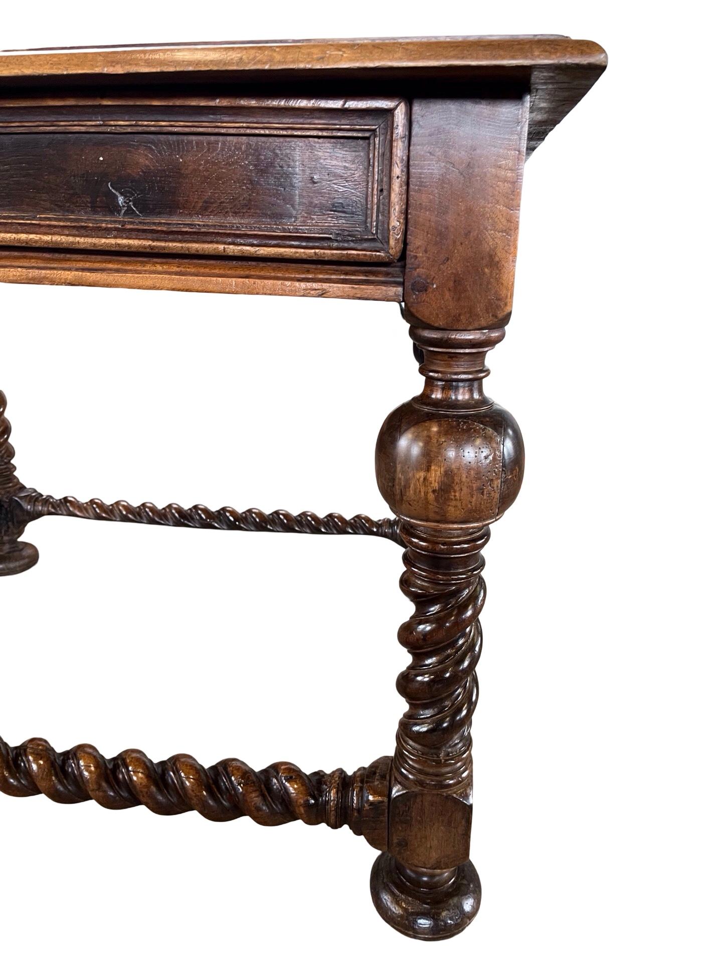 Mesa central francesa de nogal Luis XIII del siglo XVIII en Bueno estado para la venta en Viterbo, VT