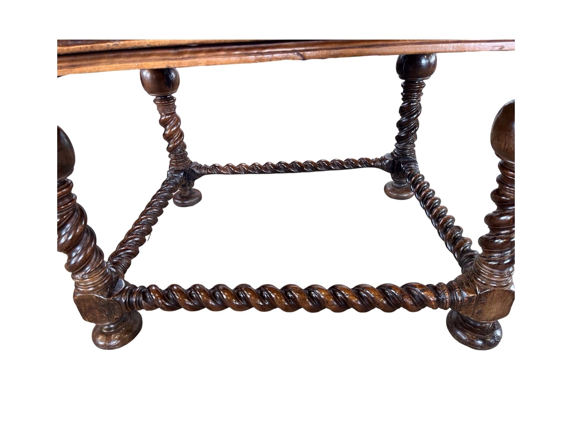 Mesa central francesa de nogal Luis XIII del siglo XVIII Nogal en venta