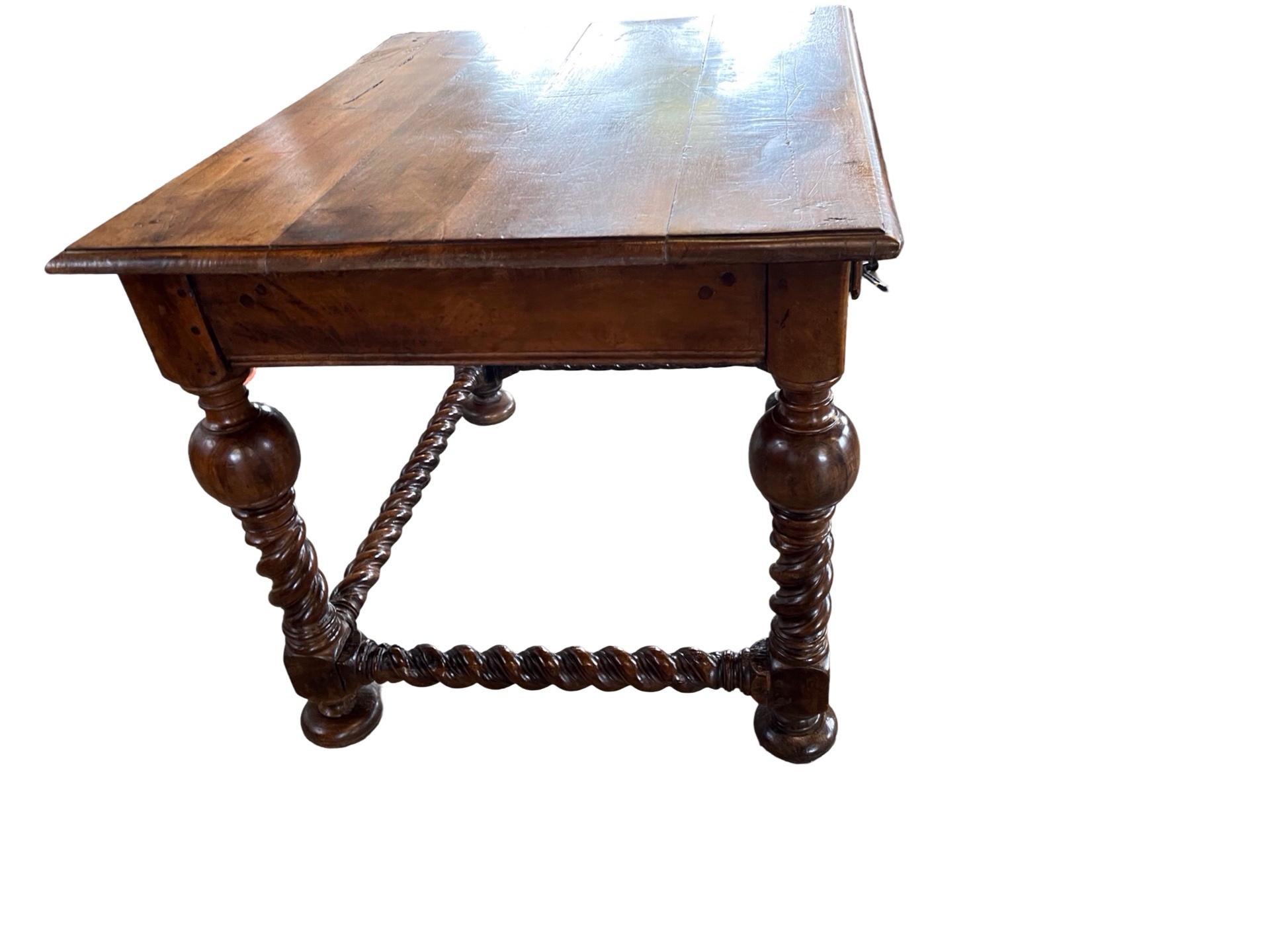 Mesa central francesa de nogal Luis XIII del siglo XVIII en venta 2