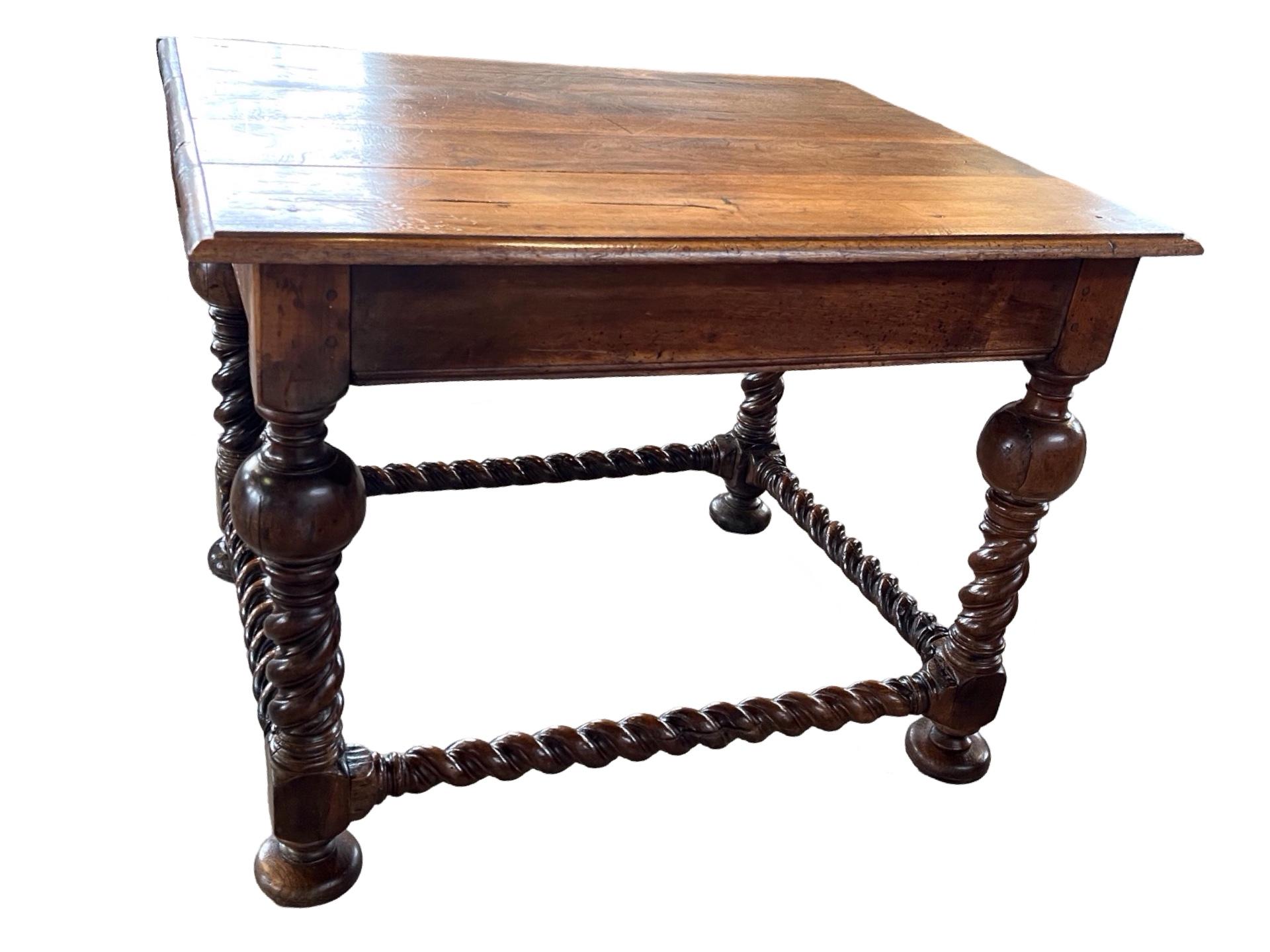 Mesa central francesa de nogal Luis XIII del siglo XVIII en venta 3