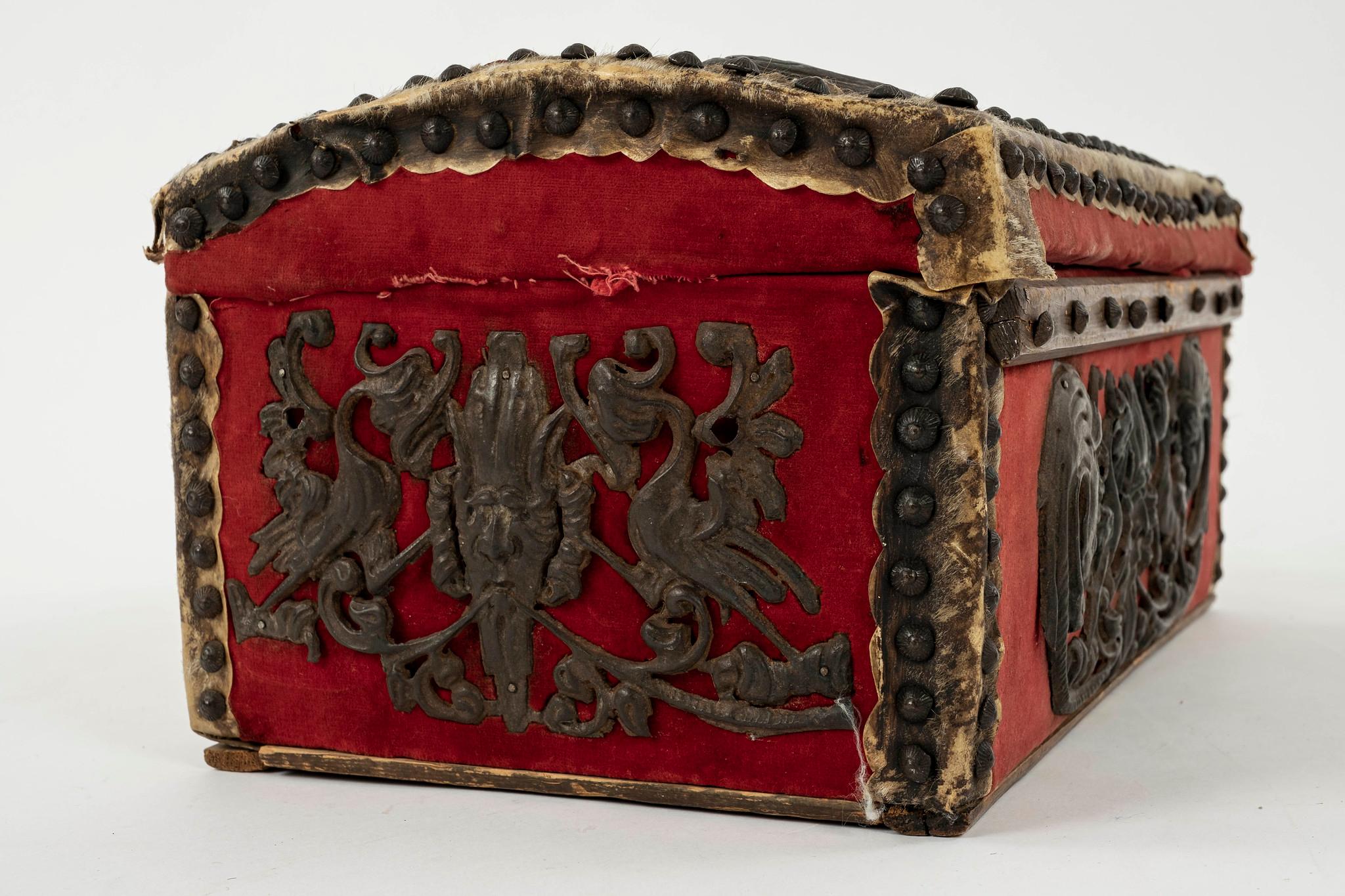 Boîte Louis XIII du 18ème siècle en velours rouge en vente 3