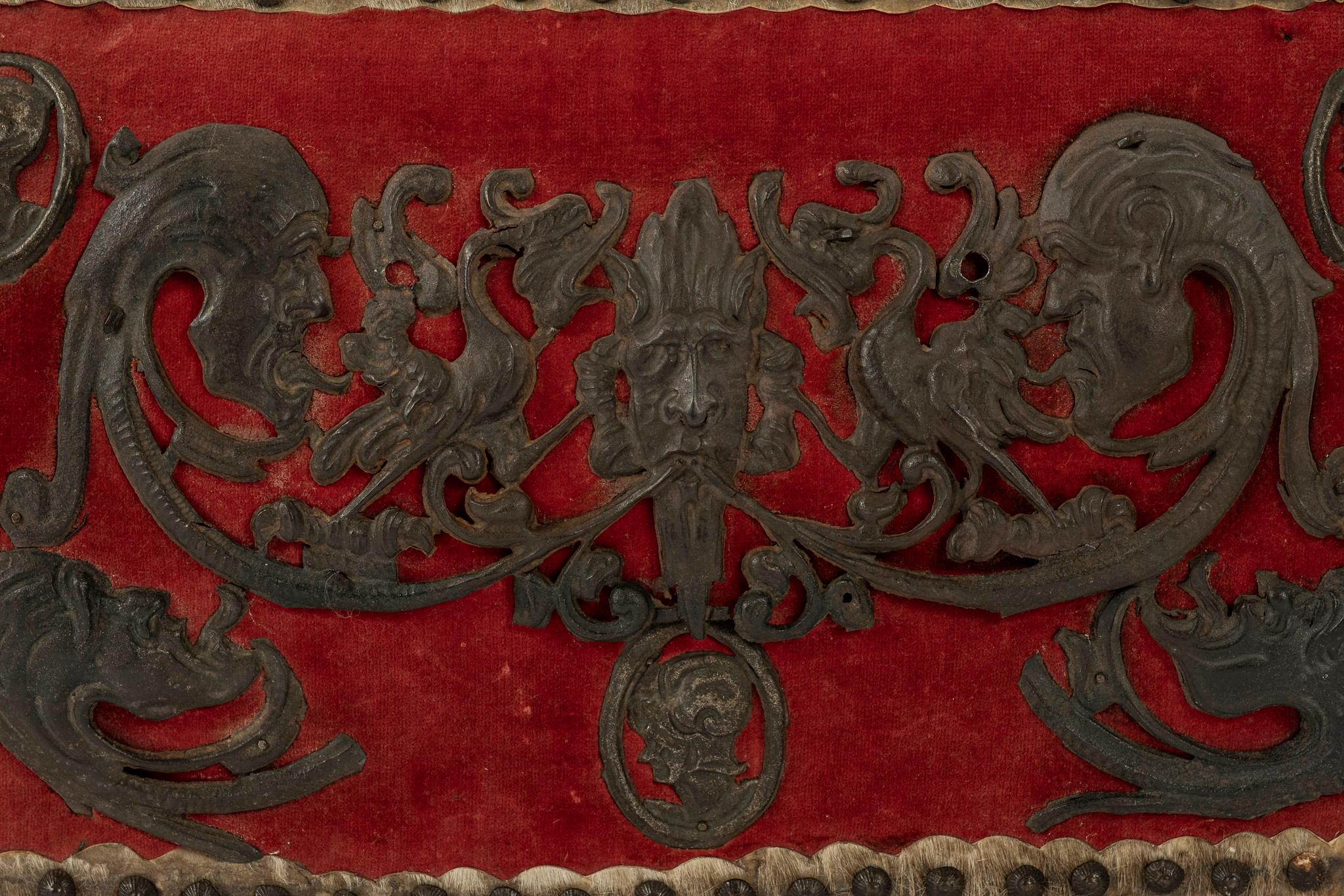 Boîte Louis XIII du 18ème siècle en velours rouge en vente 4