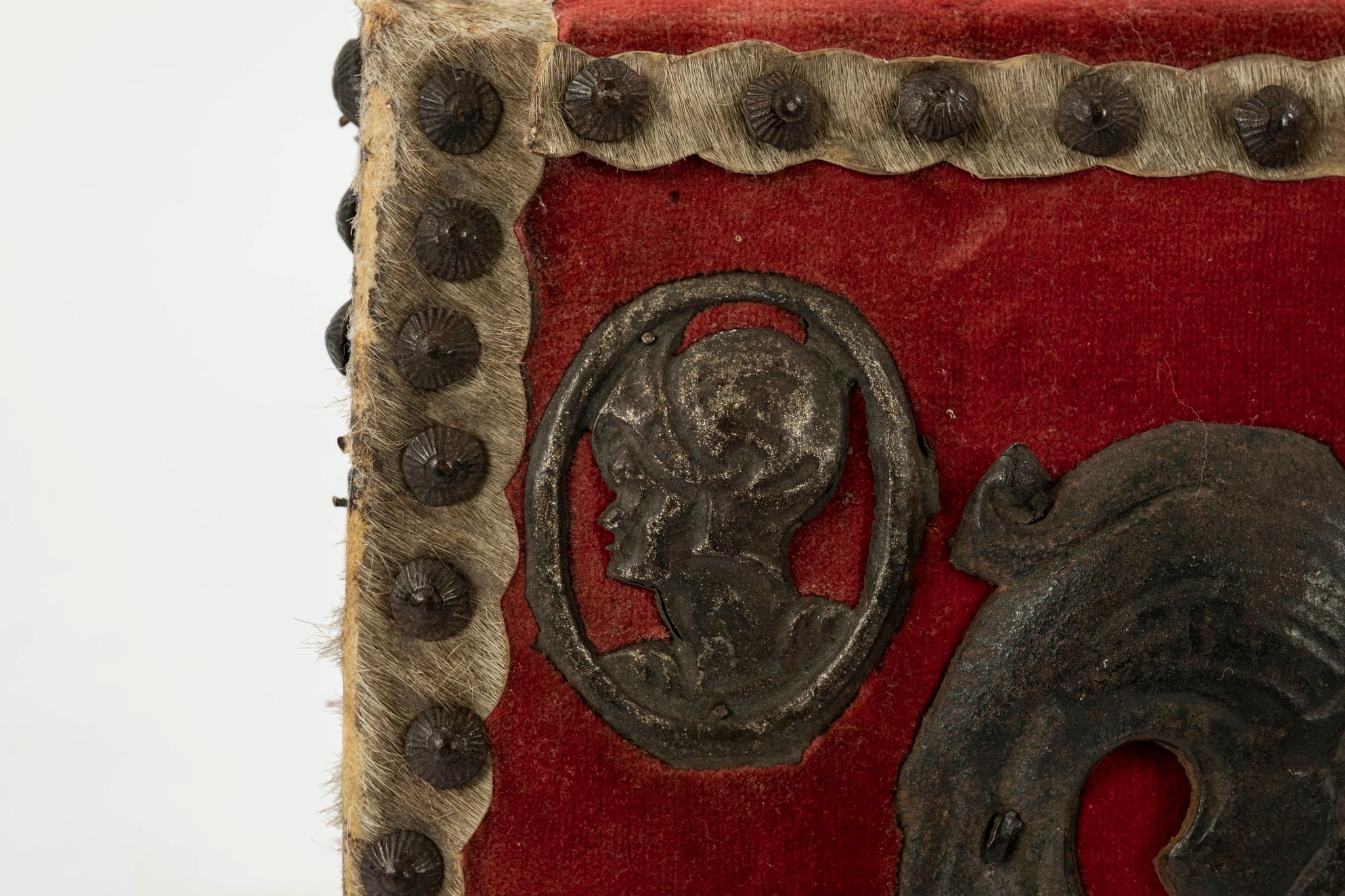 Boîte Louis XIII du 18ème siècle en velours rouge en vente 5