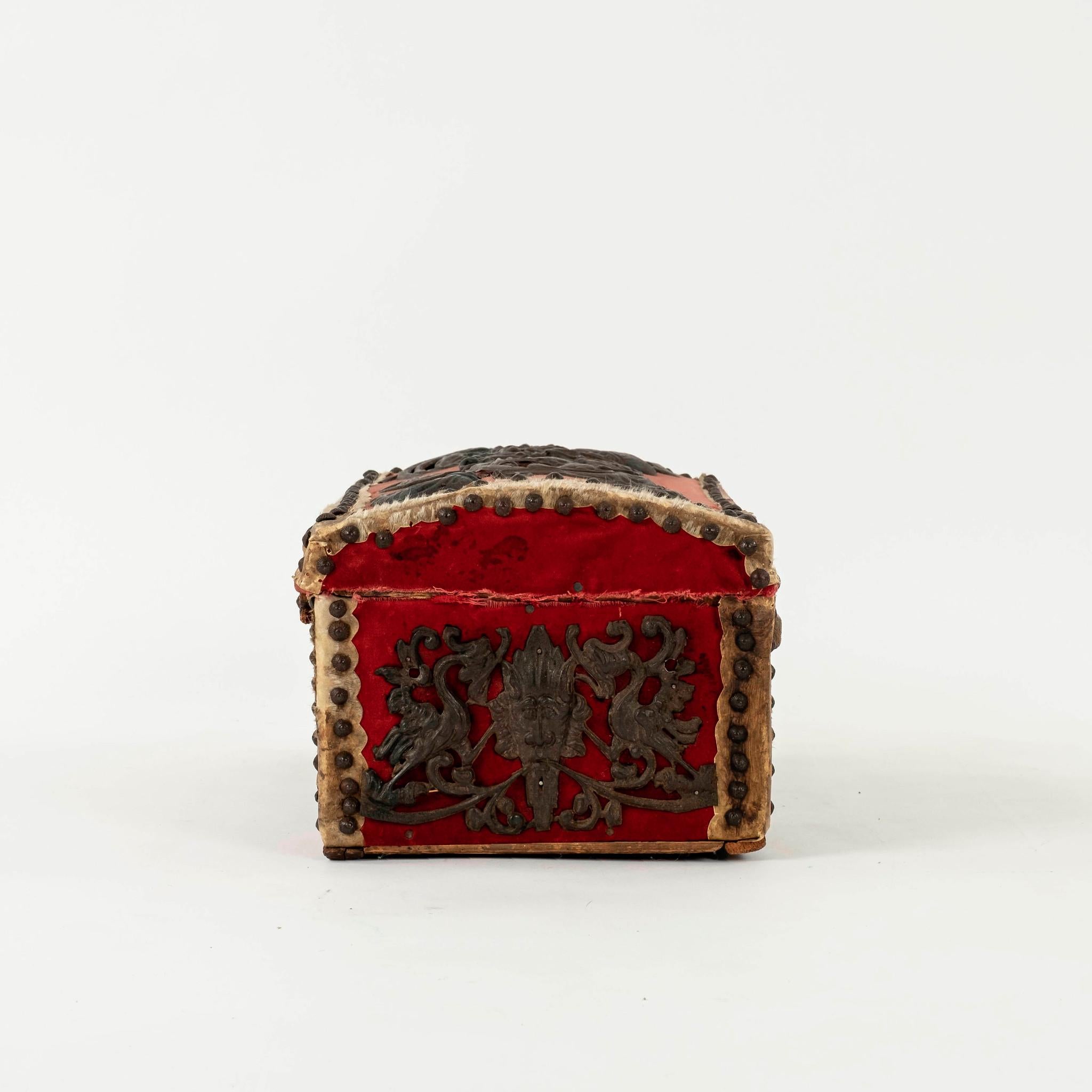 Français Boîte Louis XIII du 18ème siècle en velours rouge en vente