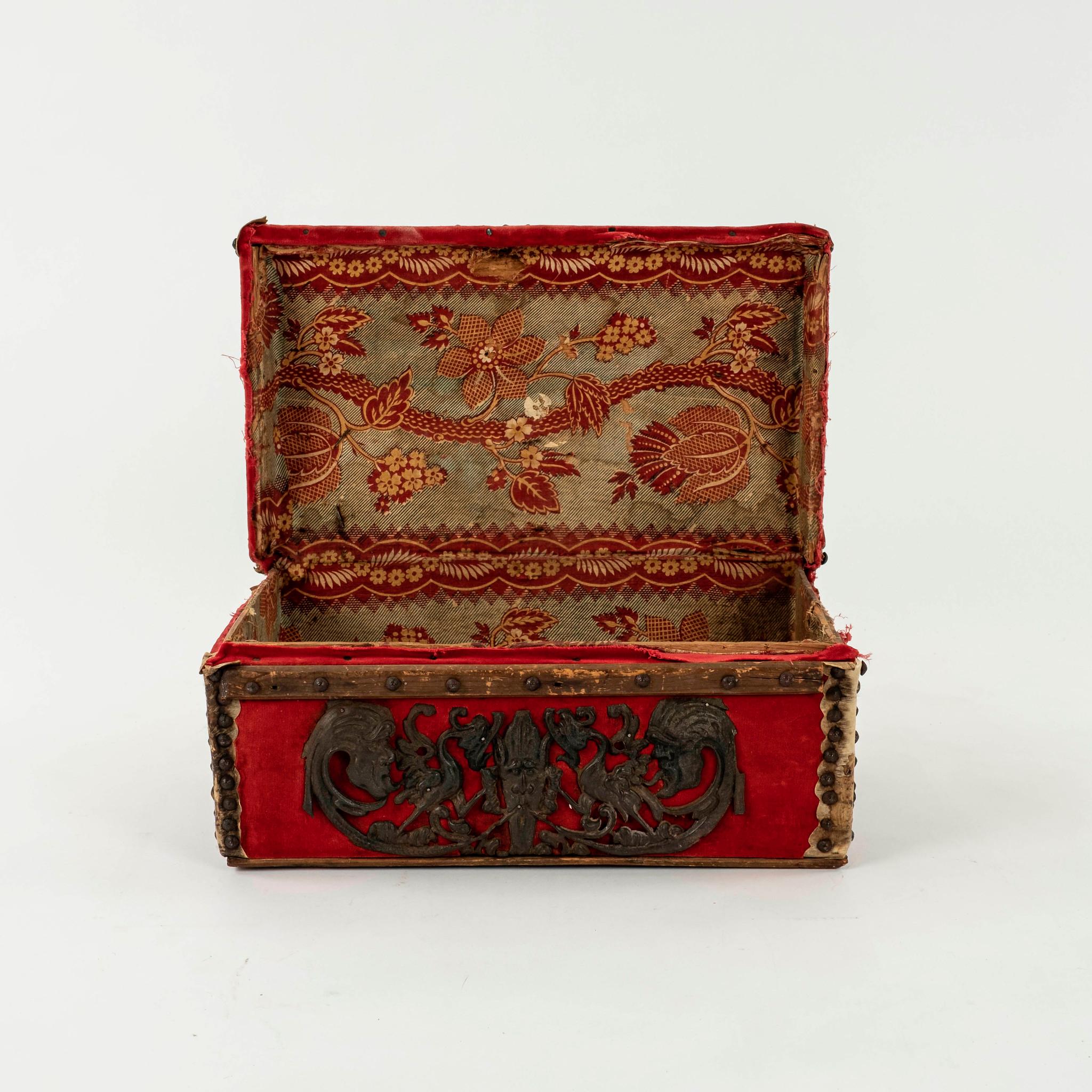 Boîte Louis XIII du 18ème siècle en velours rouge en vente 1