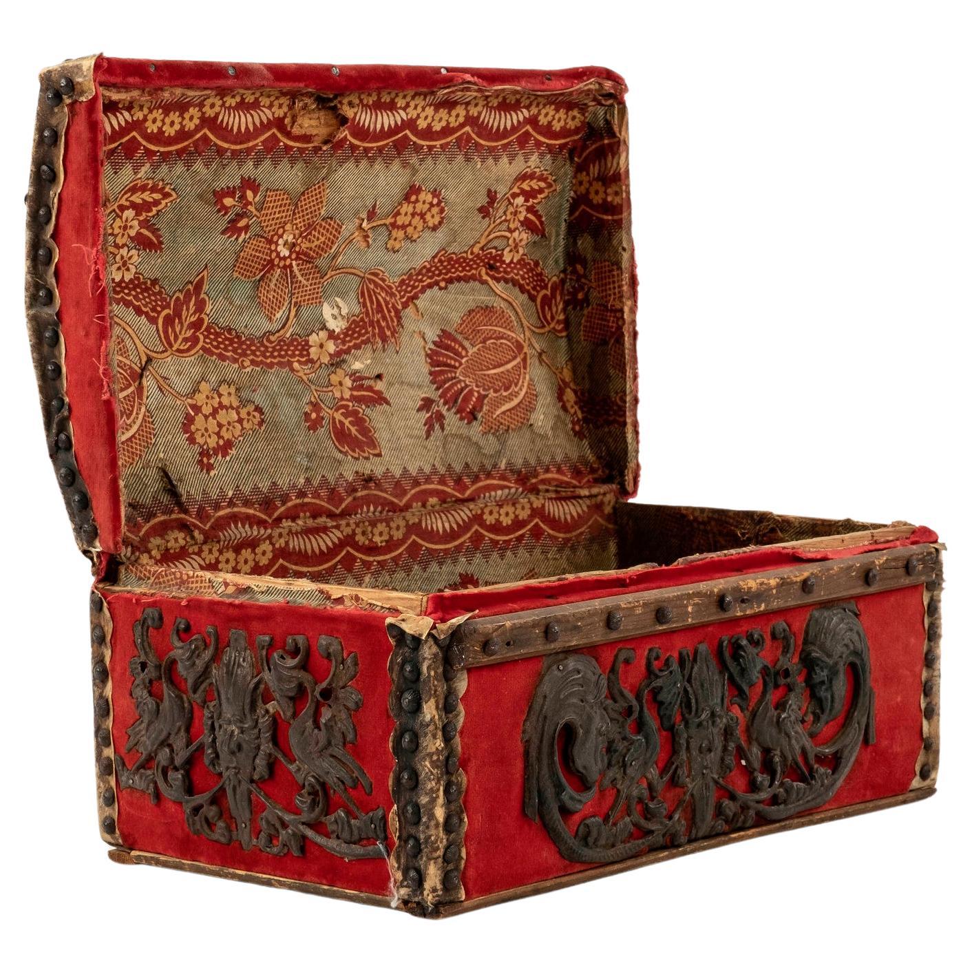 Boîte Louis XIII du 18ème siècle en velours rouge