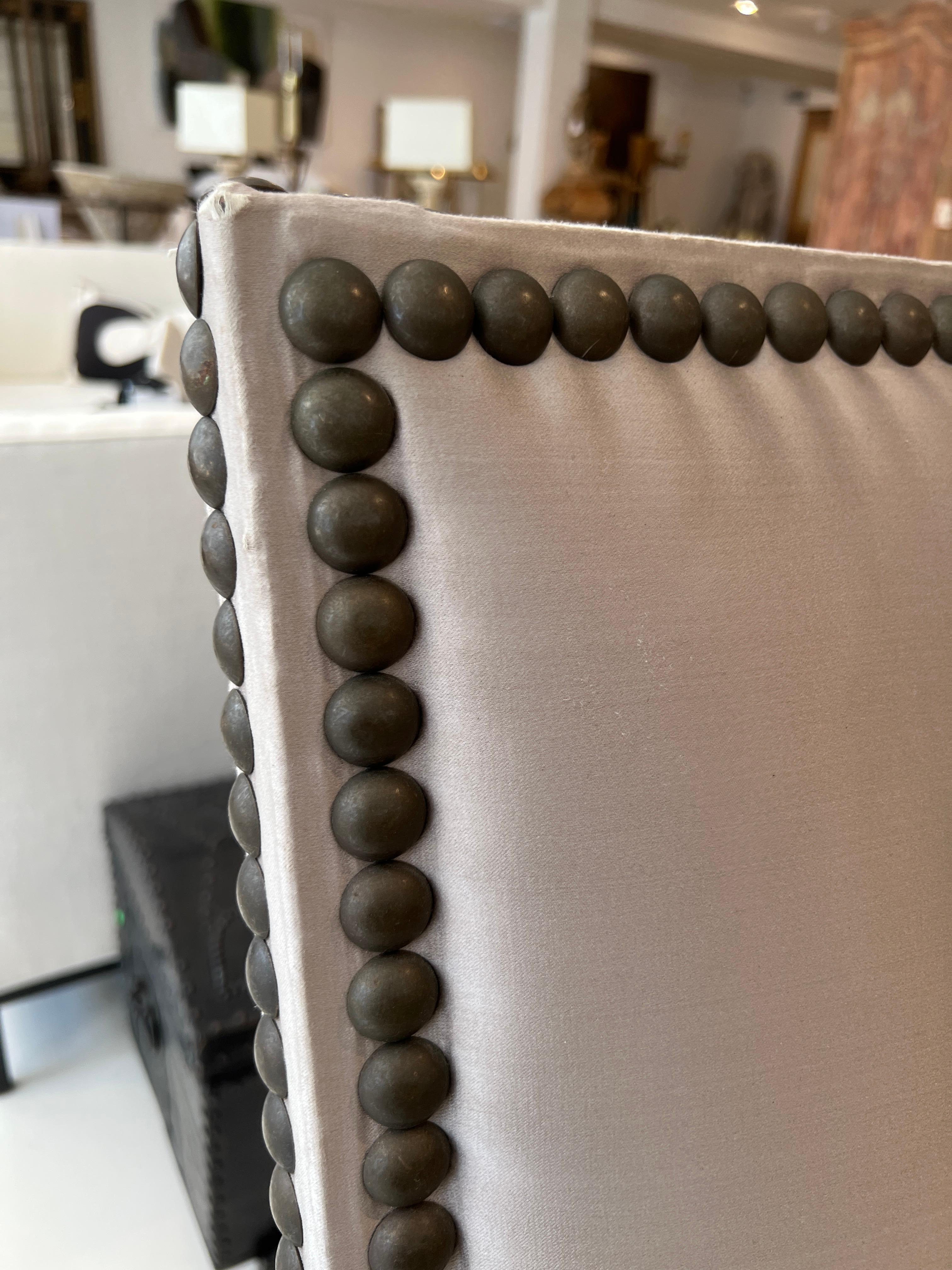 Sillón estilo Luis XIII del siglo XVIII en seda de color topo en venta 2