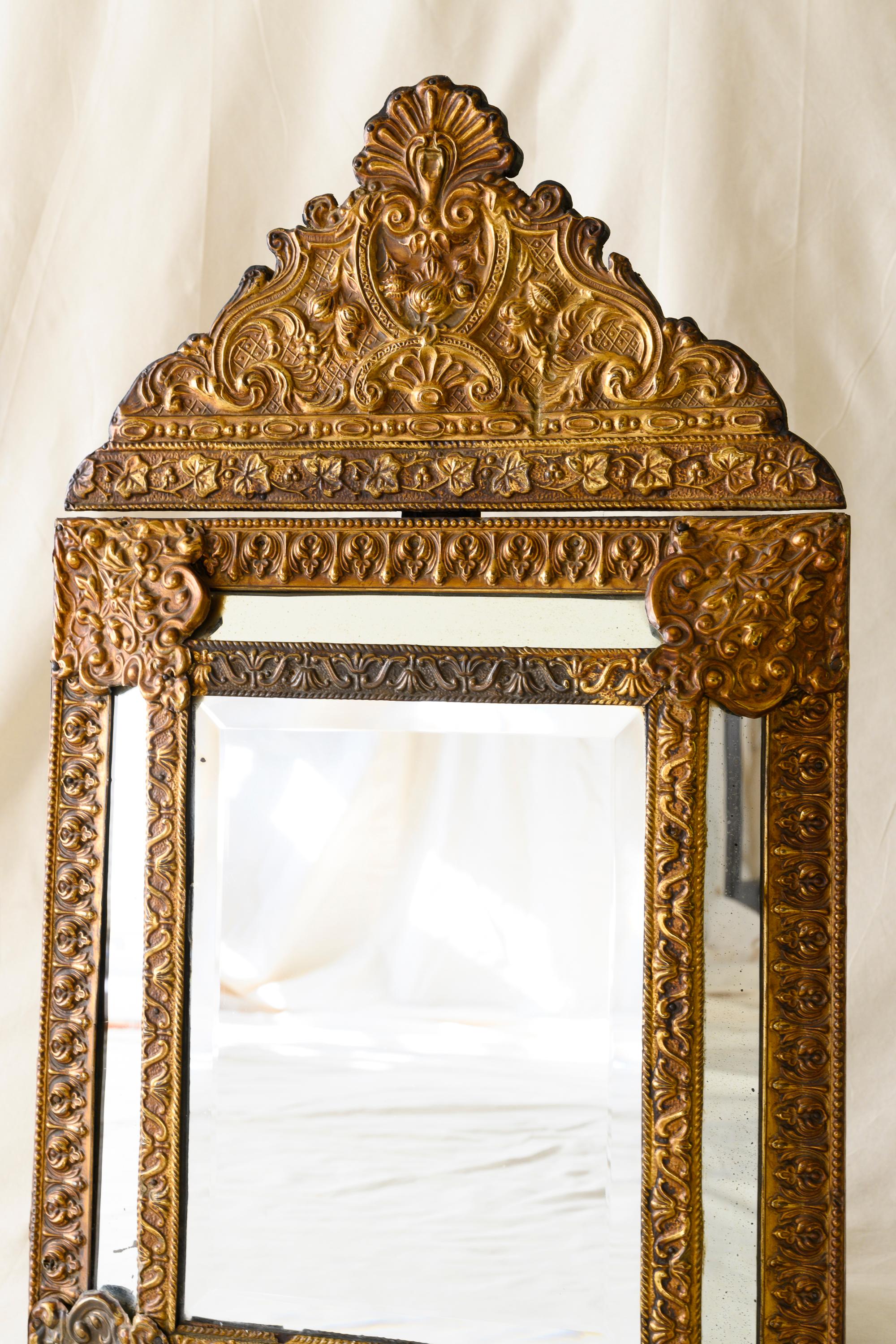 Français Miroir de style Louis XIII du 18ème siècle en cuivre doré en vente