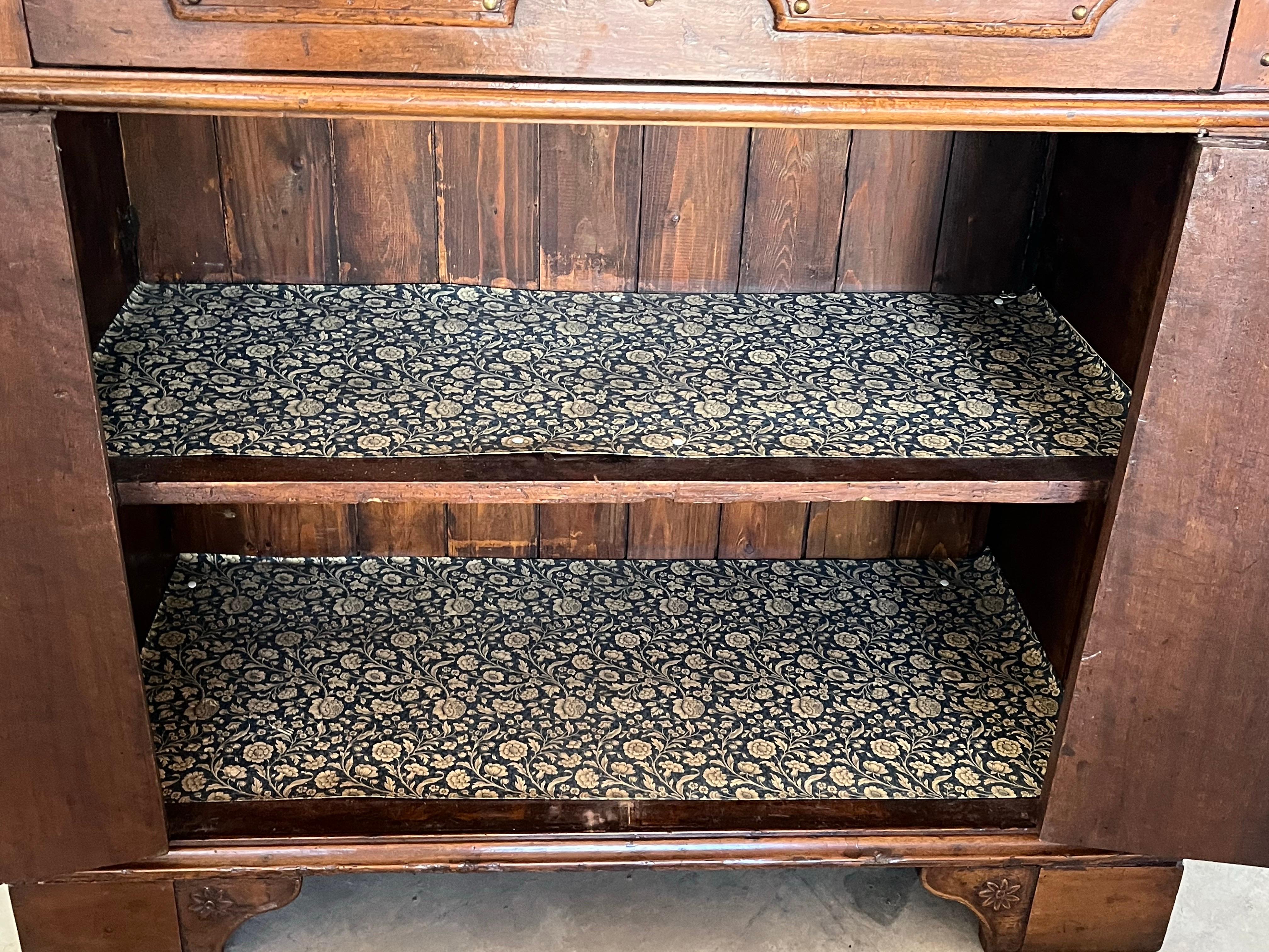 18. Jahrhundert Louis XIII Stil Italienisch Nussbaum Credenza / Buffet im Angebot 4
