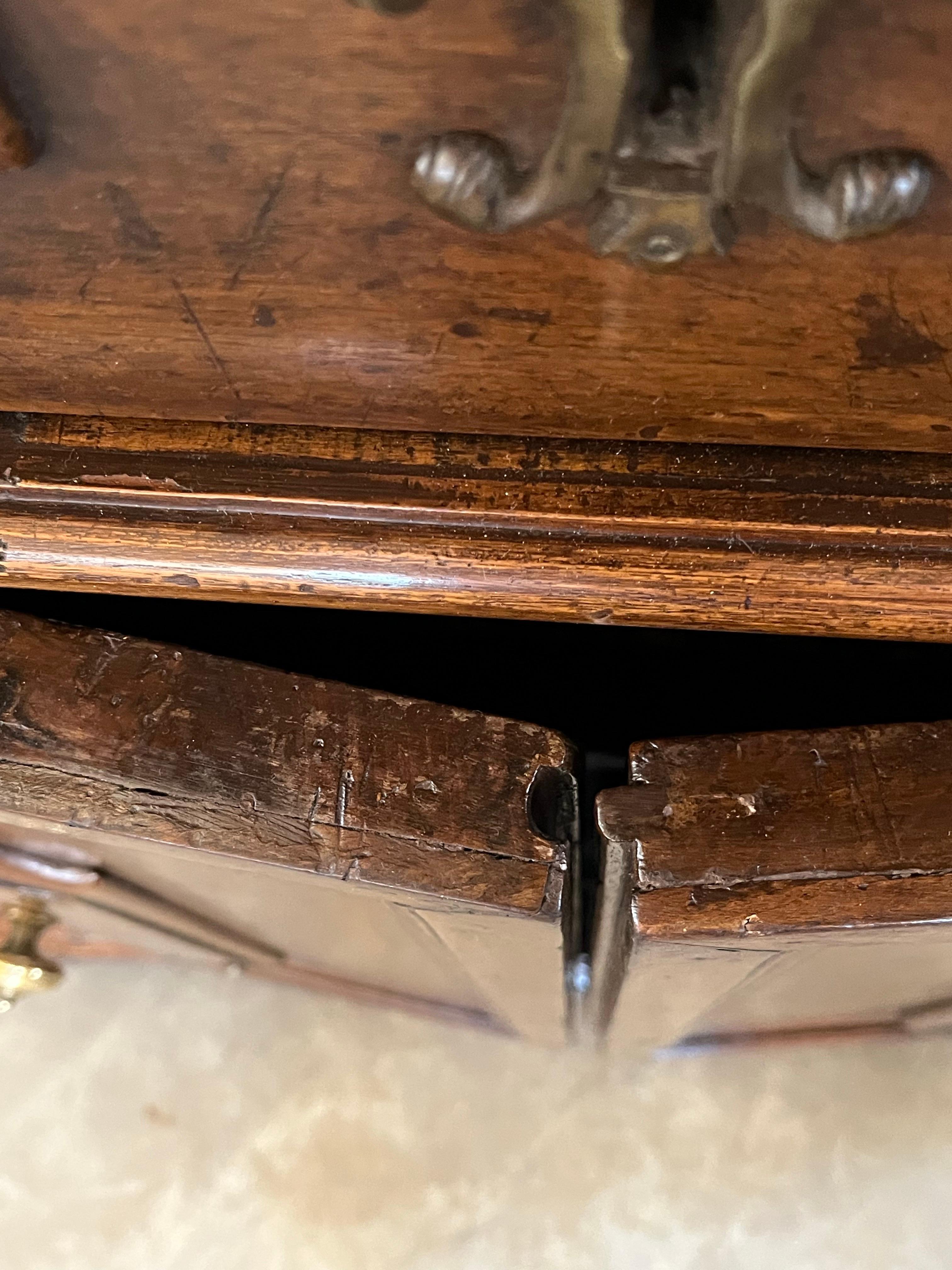 18. Jahrhundert Louis XIII Stil Italienisch Nussbaum Credenza / Buffet im Angebot 5