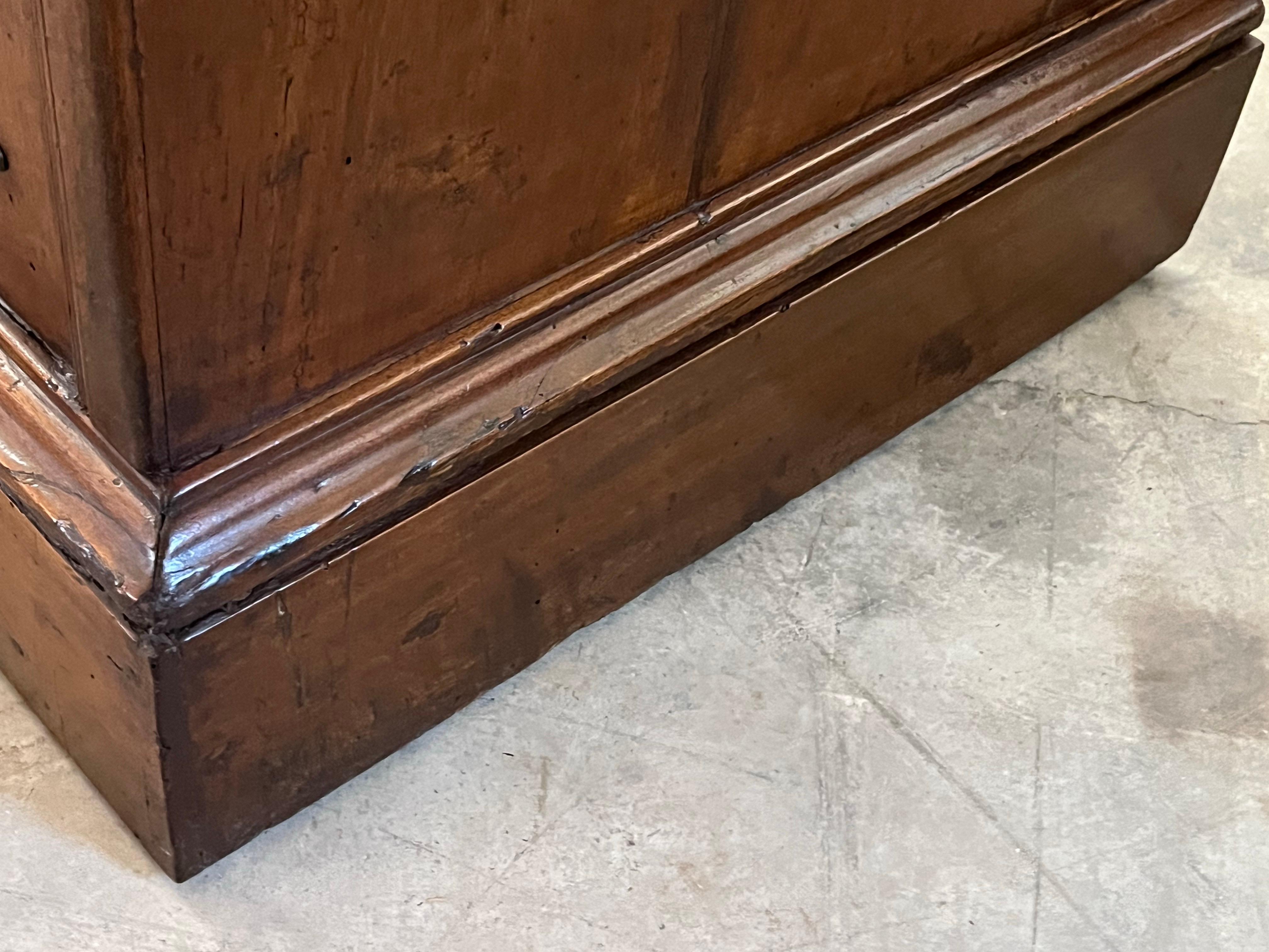 18. Jahrhundert Louis XIII Stil Italienisch Nussbaum Credenza / Buffet im Angebot 8