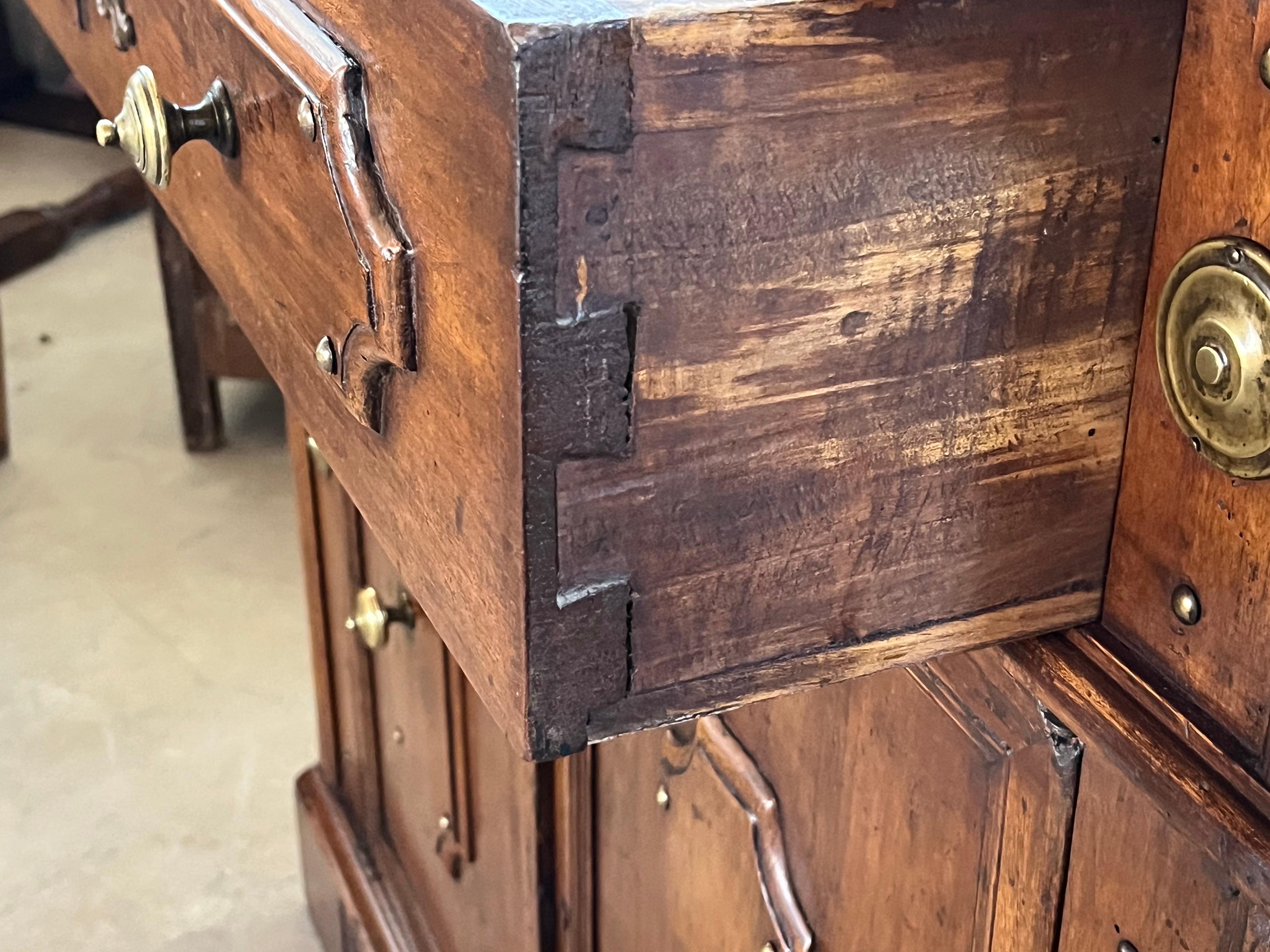 18. Jahrhundert Louis XIII Stil Italienisch Nussbaum Credenza / Buffet im Angebot 9