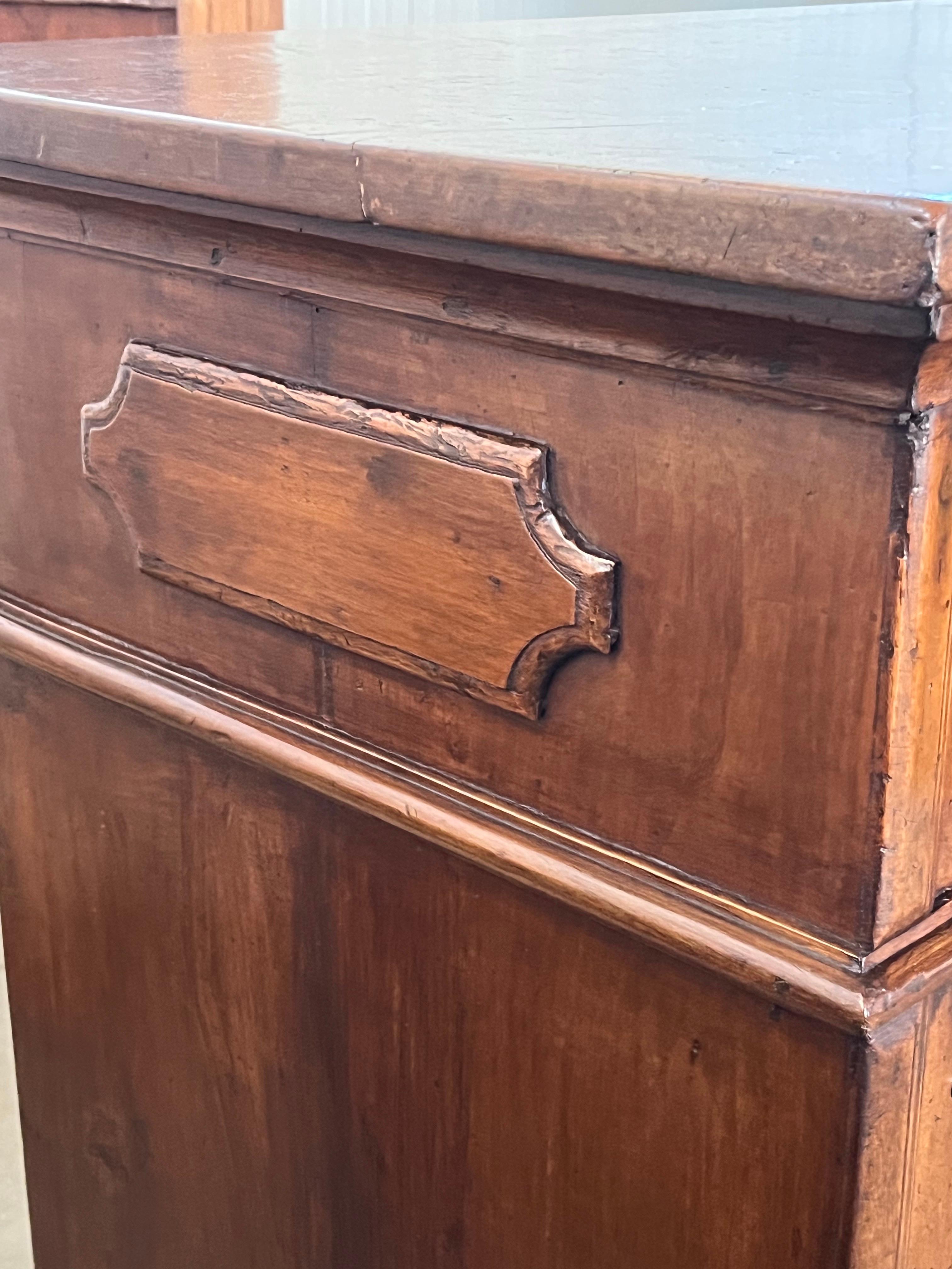 18. Jahrhundert Louis XIII Stil Italienisch Nussbaum Credenza / Buffet im Angebot 11