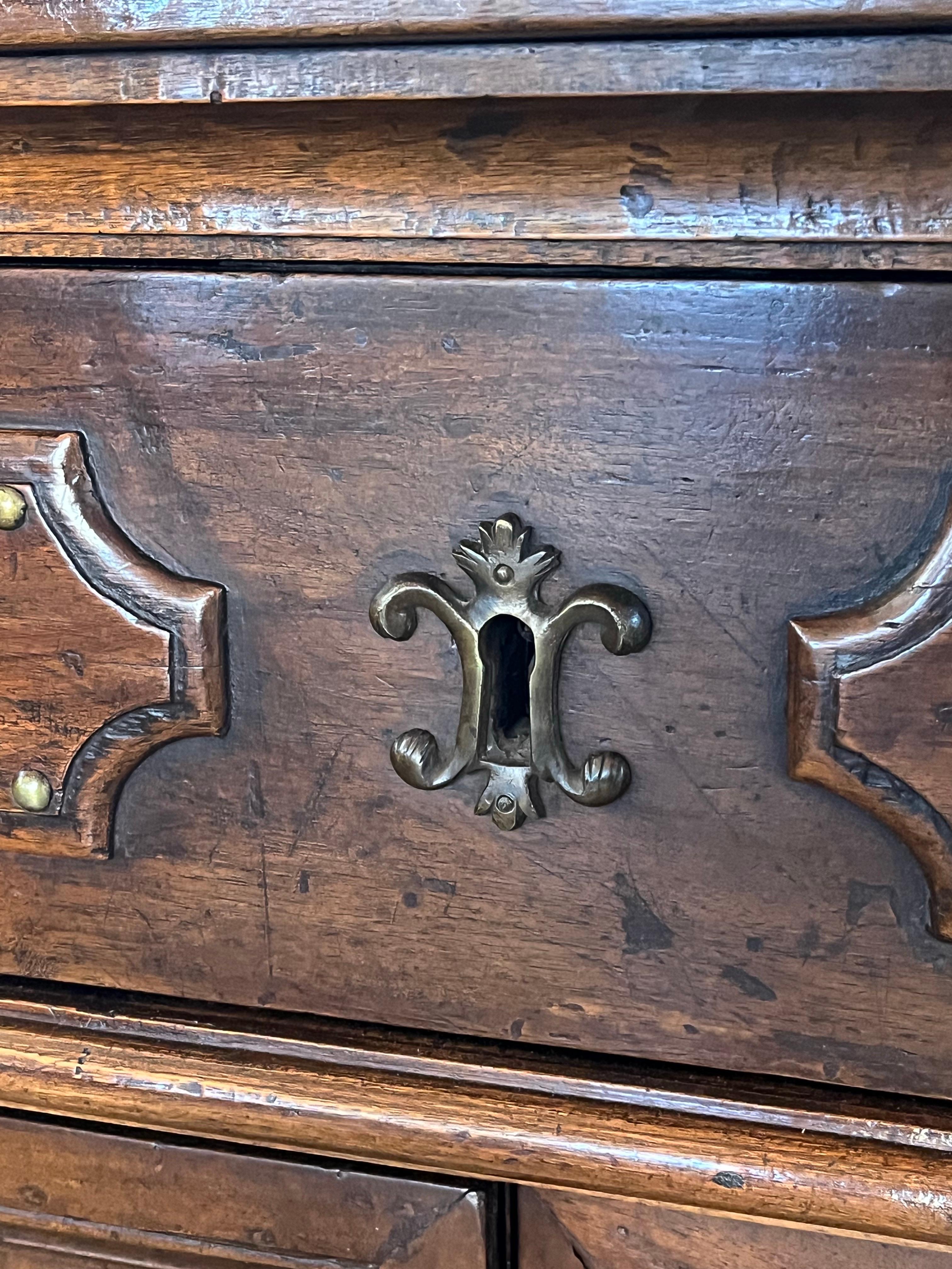 18. Jahrhundert Louis XIII Stil Italienisch Nussbaum Credenza / Buffet im Angebot 13