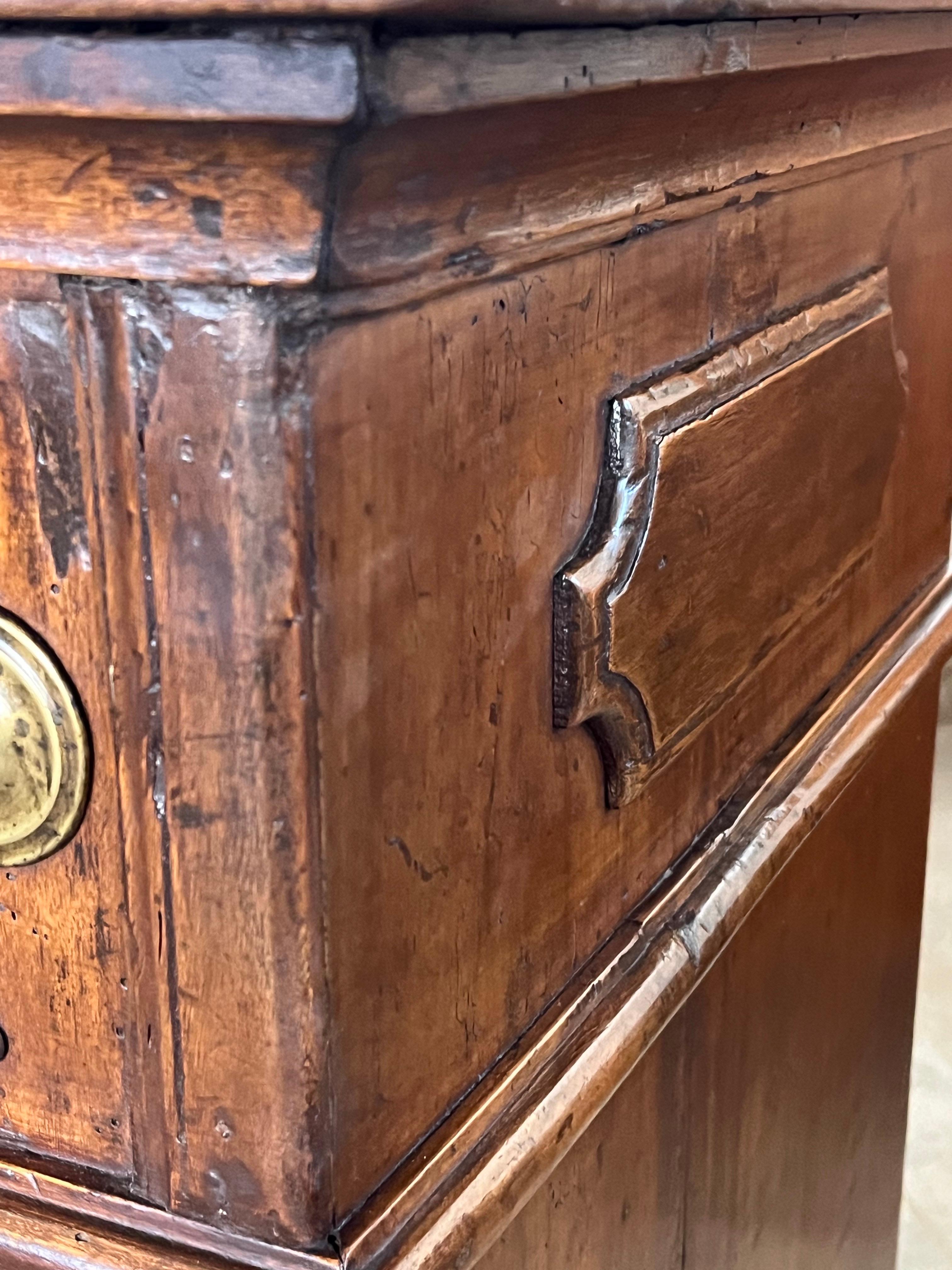 18. Jahrhundert Louis XIII Stil Italienisch Nussbaum Credenza / Buffet im Angebot 14