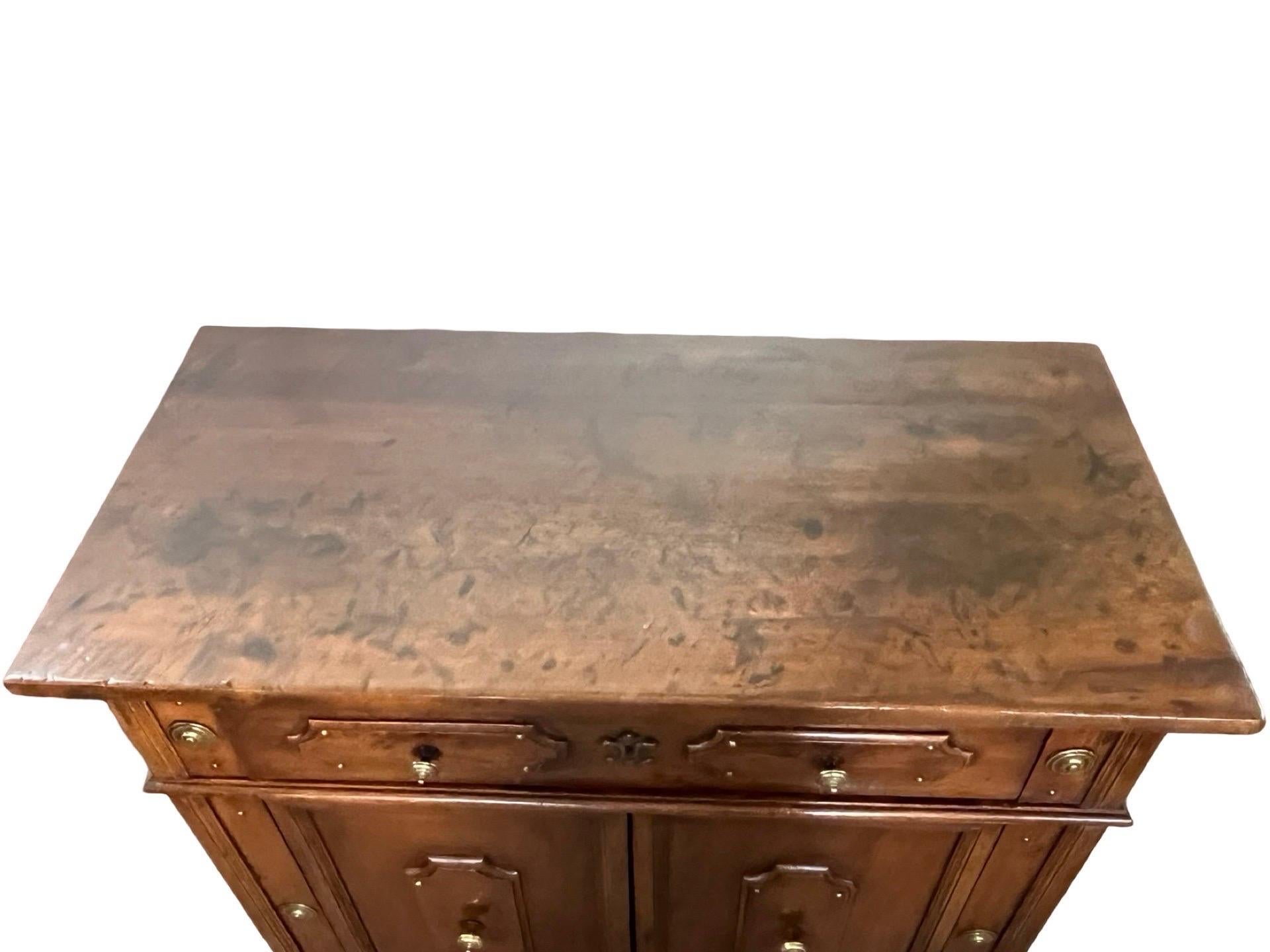 18. Jahrhundert Louis XIII Stil Italienisch Nussbaum Credenza / Buffet (Louis XIII.) im Angebot