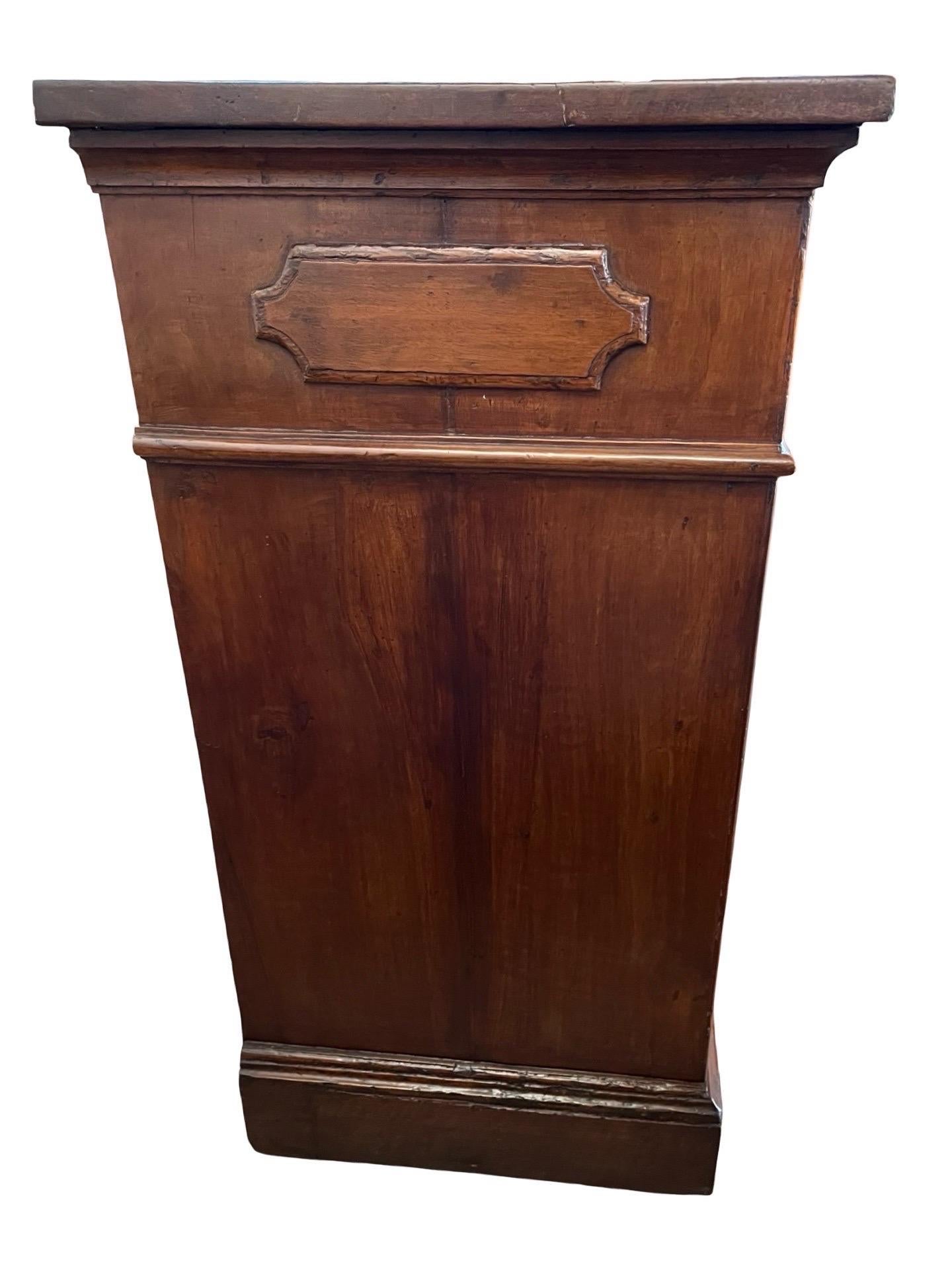 18. Jahrhundert Louis XIII Stil Italienisch Nussbaum Credenza / Buffet (Handgeschnitzt) im Angebot
