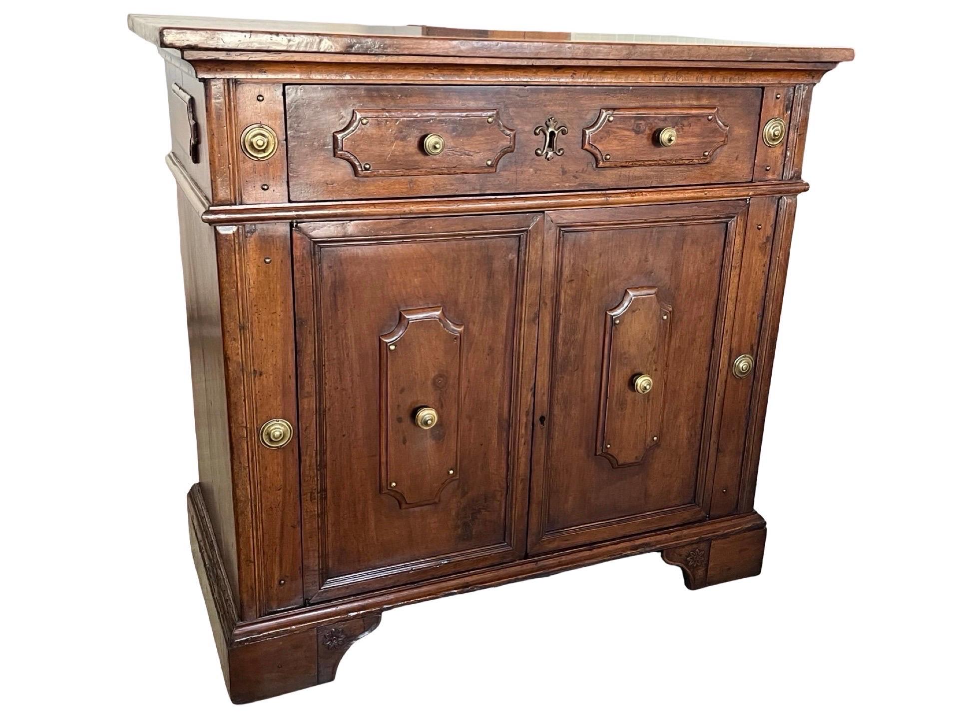 18. Jahrhundert Louis XIII Stil Italienisch Nussbaum Credenza / Buffet im Zustand „Gut“ im Angebot in Viterbo, VT