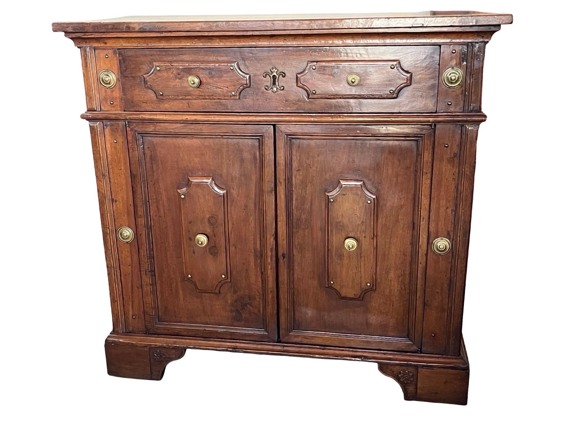18. Jahrhundert Louis XIII Stil Italienisch Nussbaum Credenza / Buffet (Walnuss) im Angebot