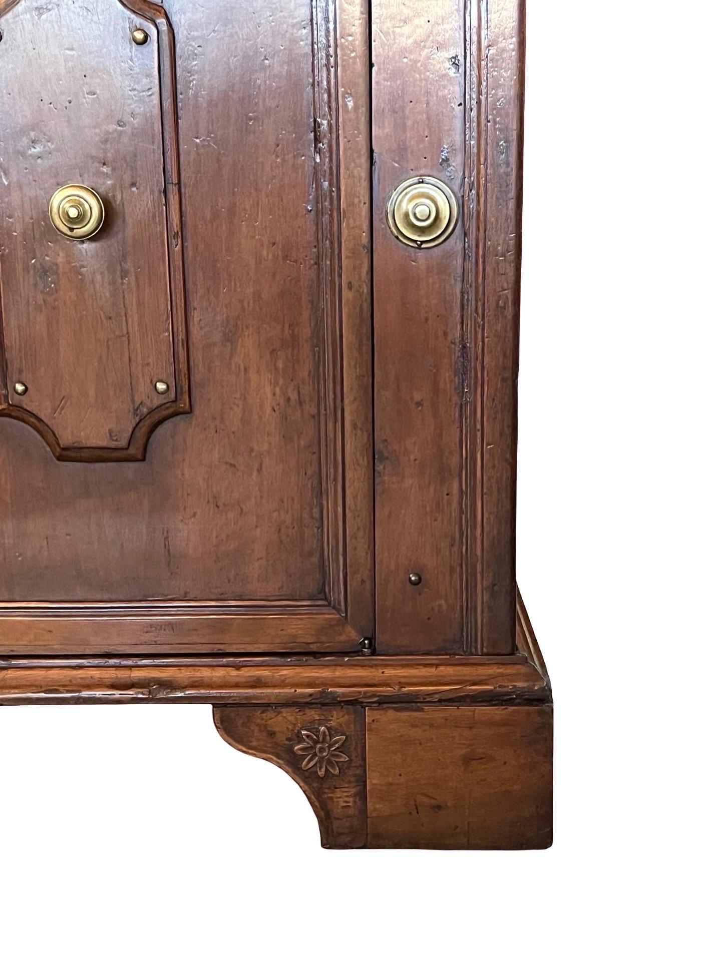 18. Jahrhundert Louis XIII Stil Italienisch Nussbaum Credenza / Buffet im Angebot 1