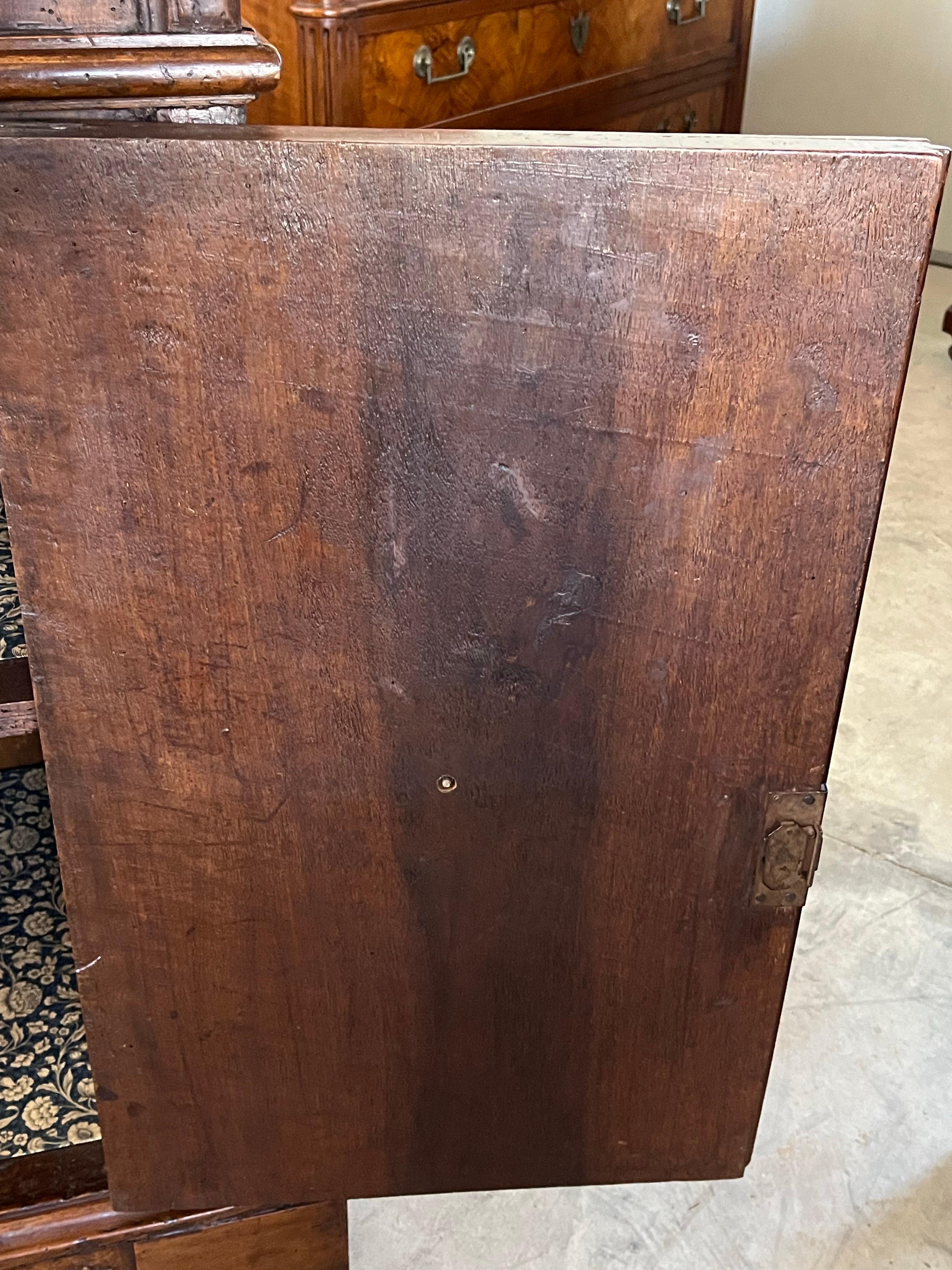 18. Jahrhundert Louis XIII Stil Italienisch Nussbaum Credenza / Buffet im Angebot 3