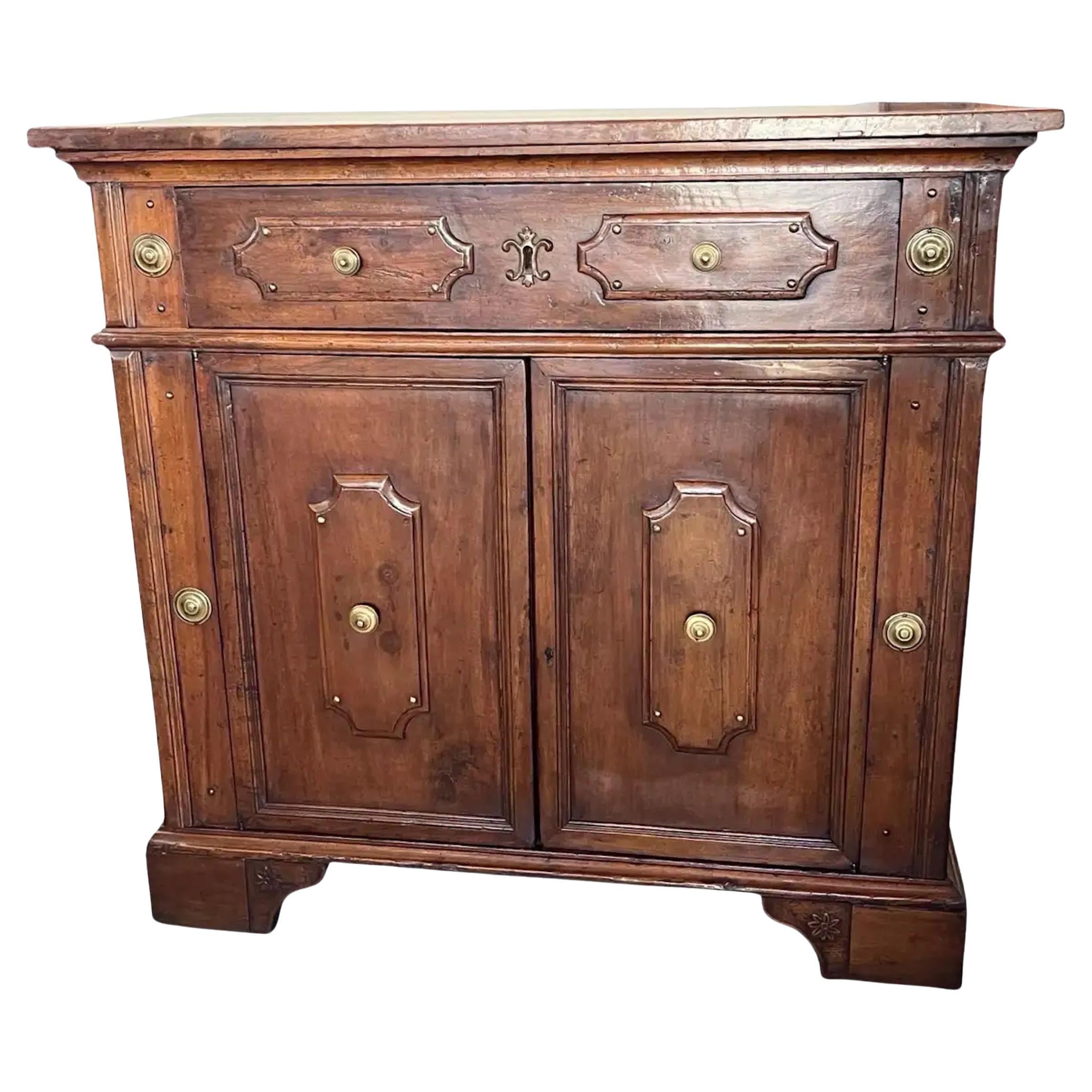Credenza / Buffet in noce italiano del XVIII secolo in stile Luigi XIII