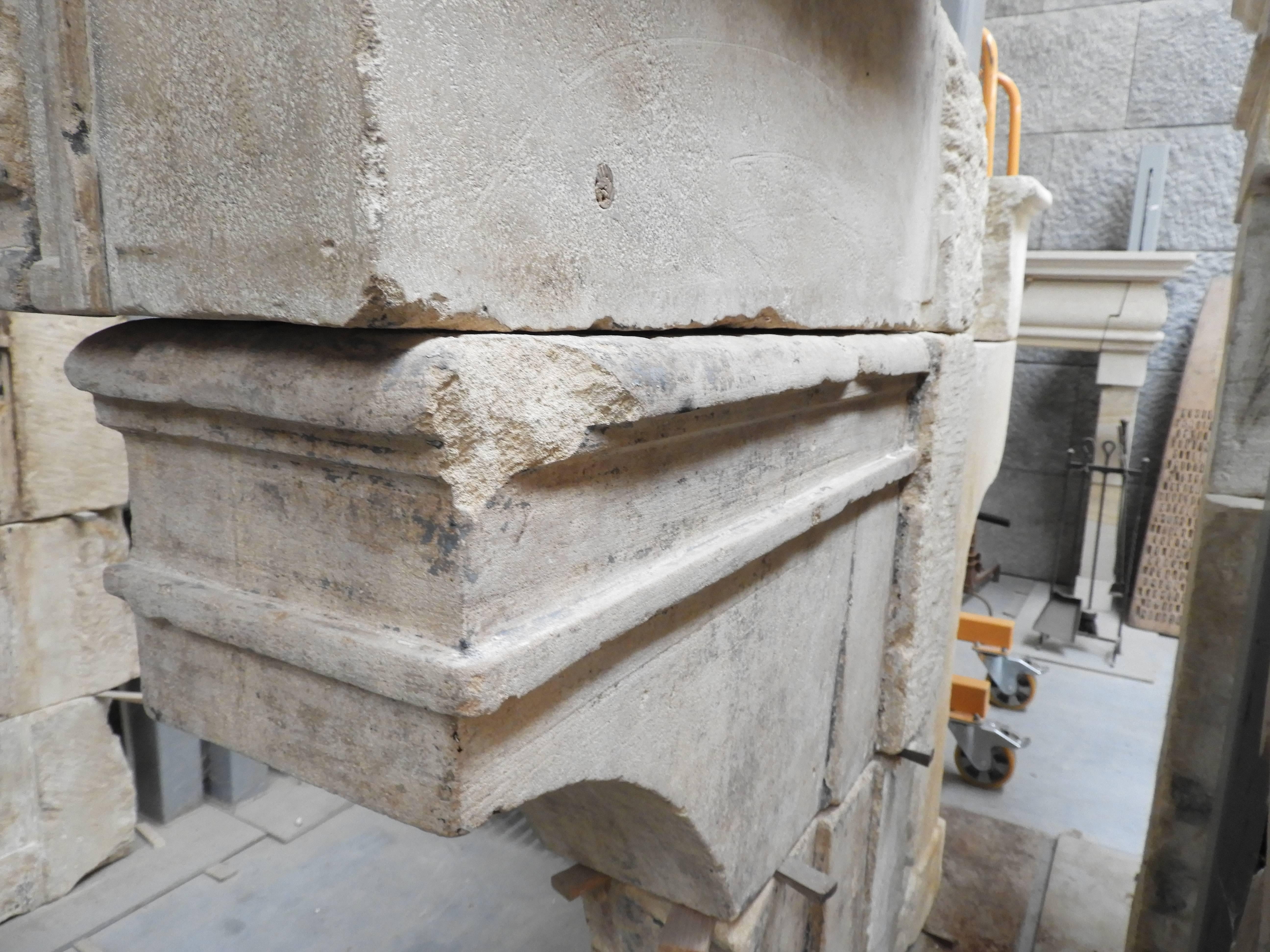 18th Century Louis XIV Fireplace in French Limestone In Distressed Condition In Zedelgem, BE