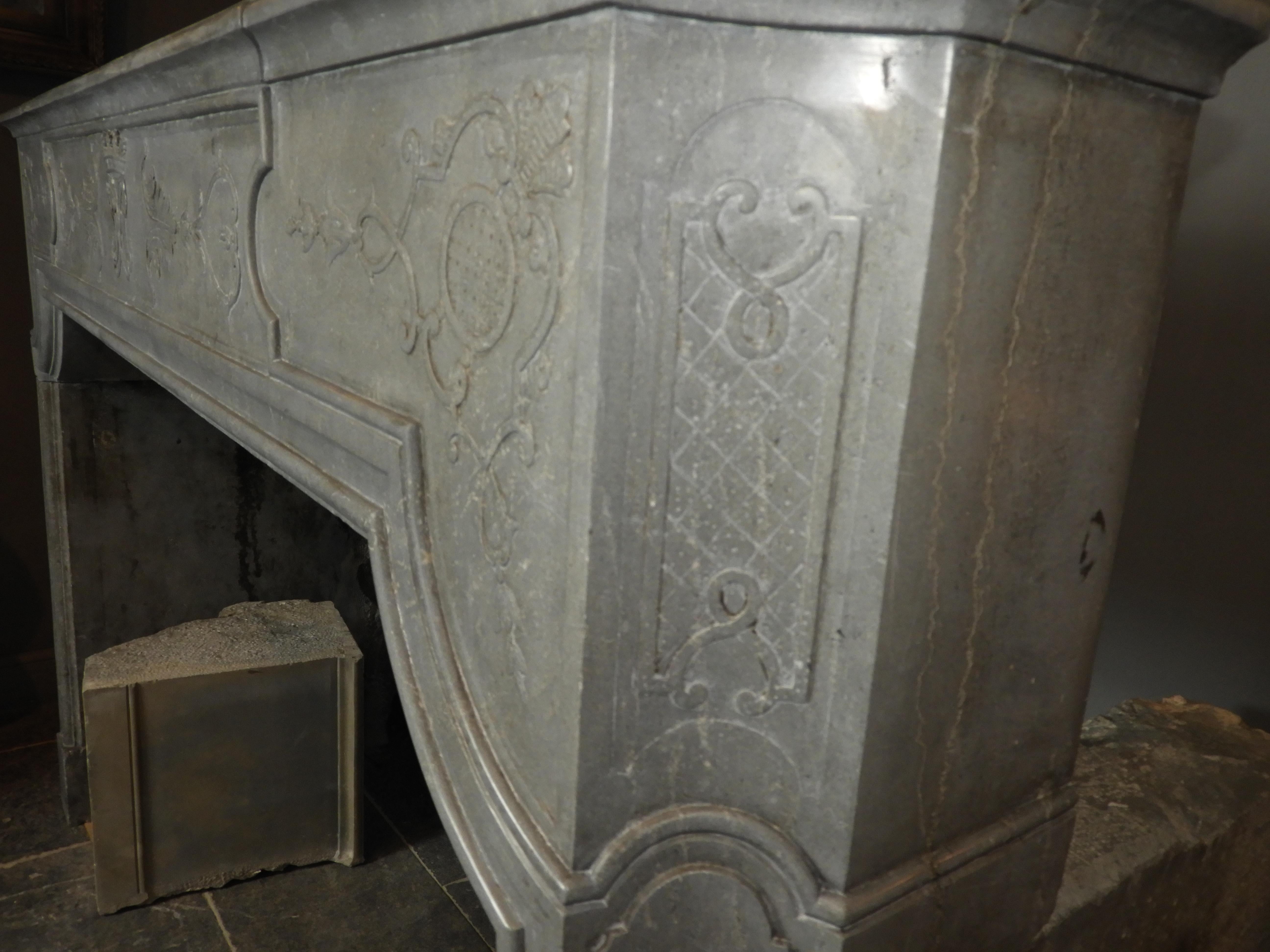 Beautiful Louis XIV fireplace in solid grey limestone, very nice and detailed decoration.
The fireplace has an interior size of 124.5 cm wide and 86 cm high.