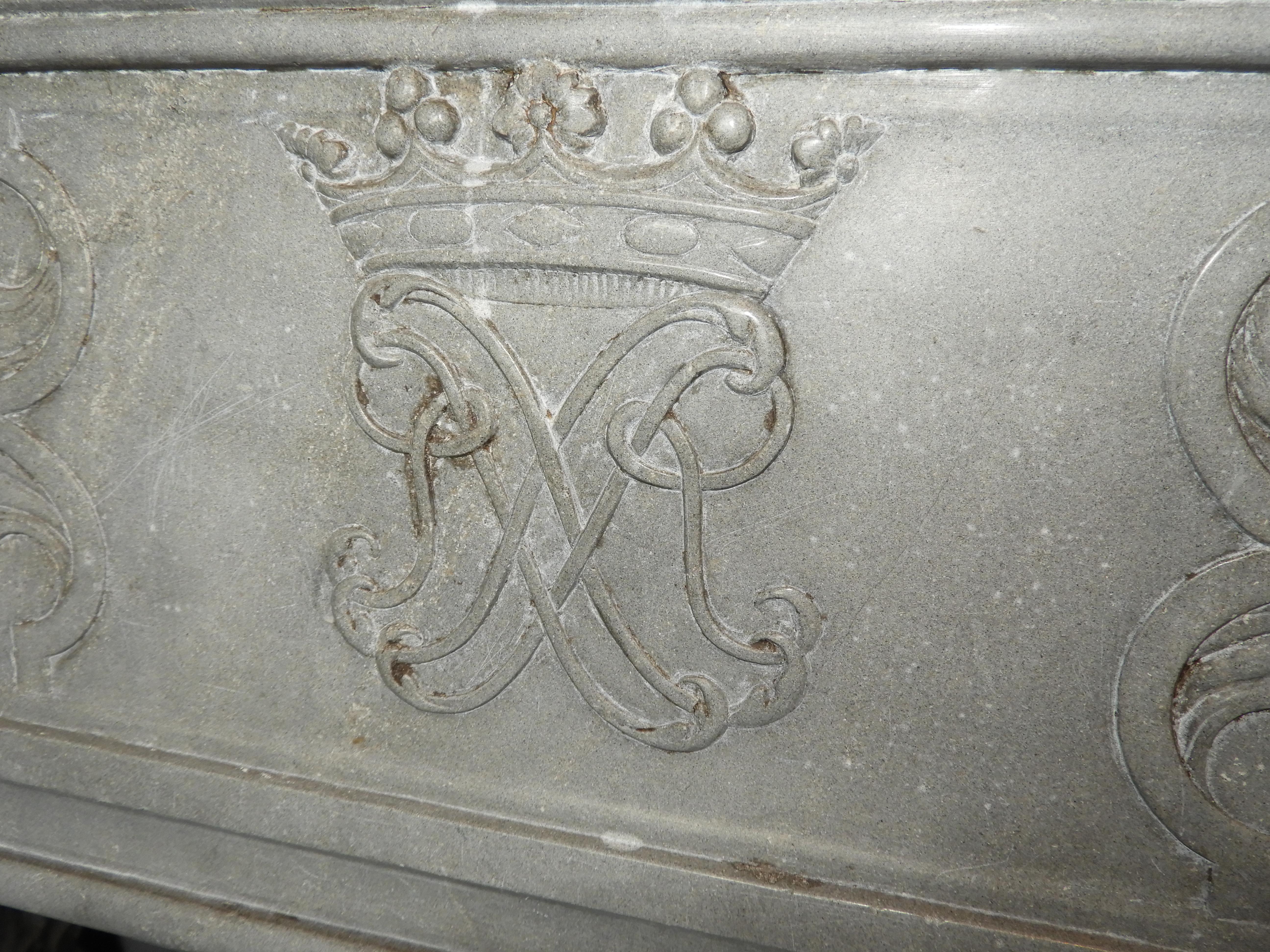 18th Century and Earlier 18th Century Louis XIV Fireplace in Grey Limestone For Sale