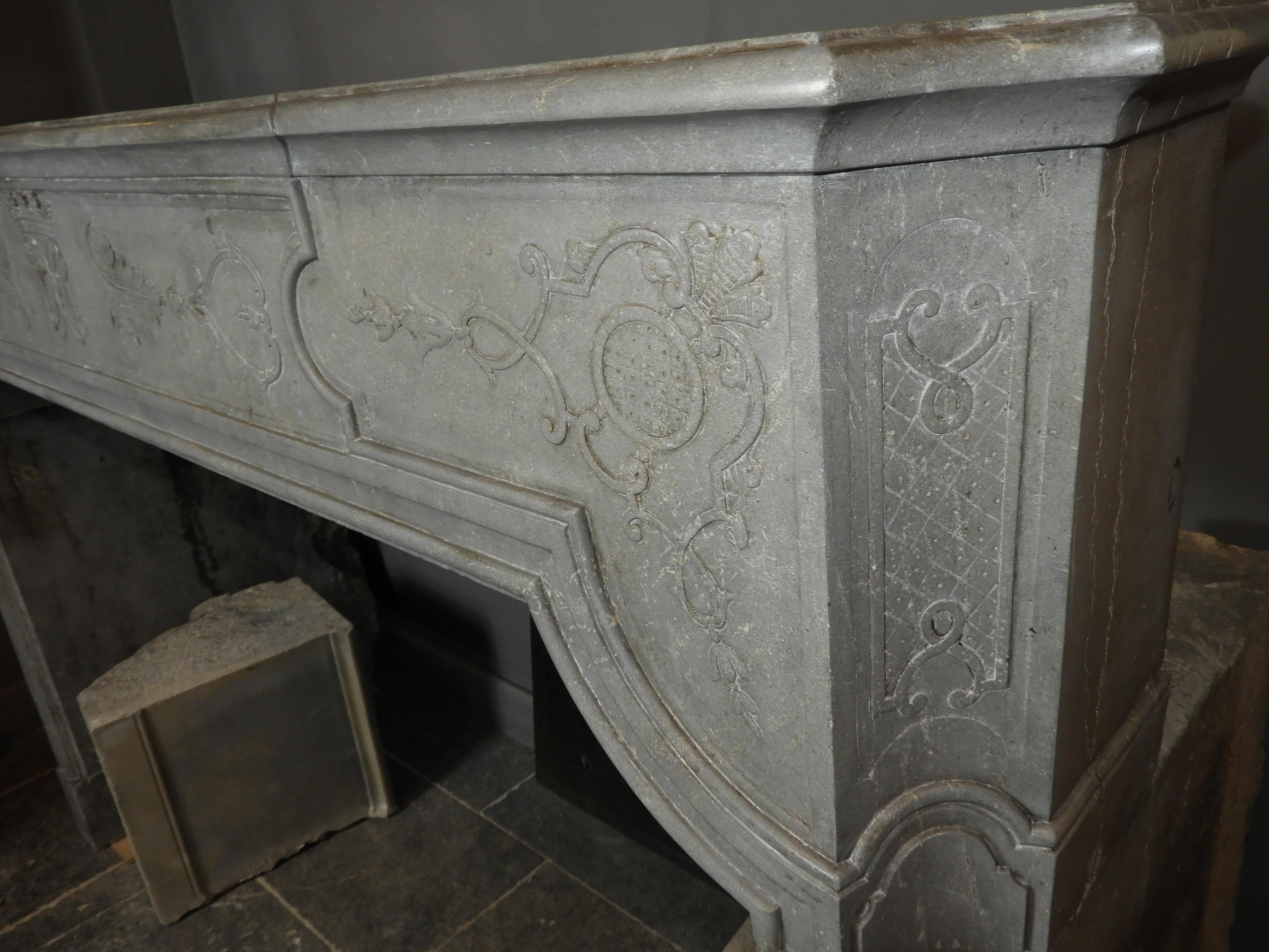 18th Century Louis XIV Fireplace in Grey Limestone For Sale 1