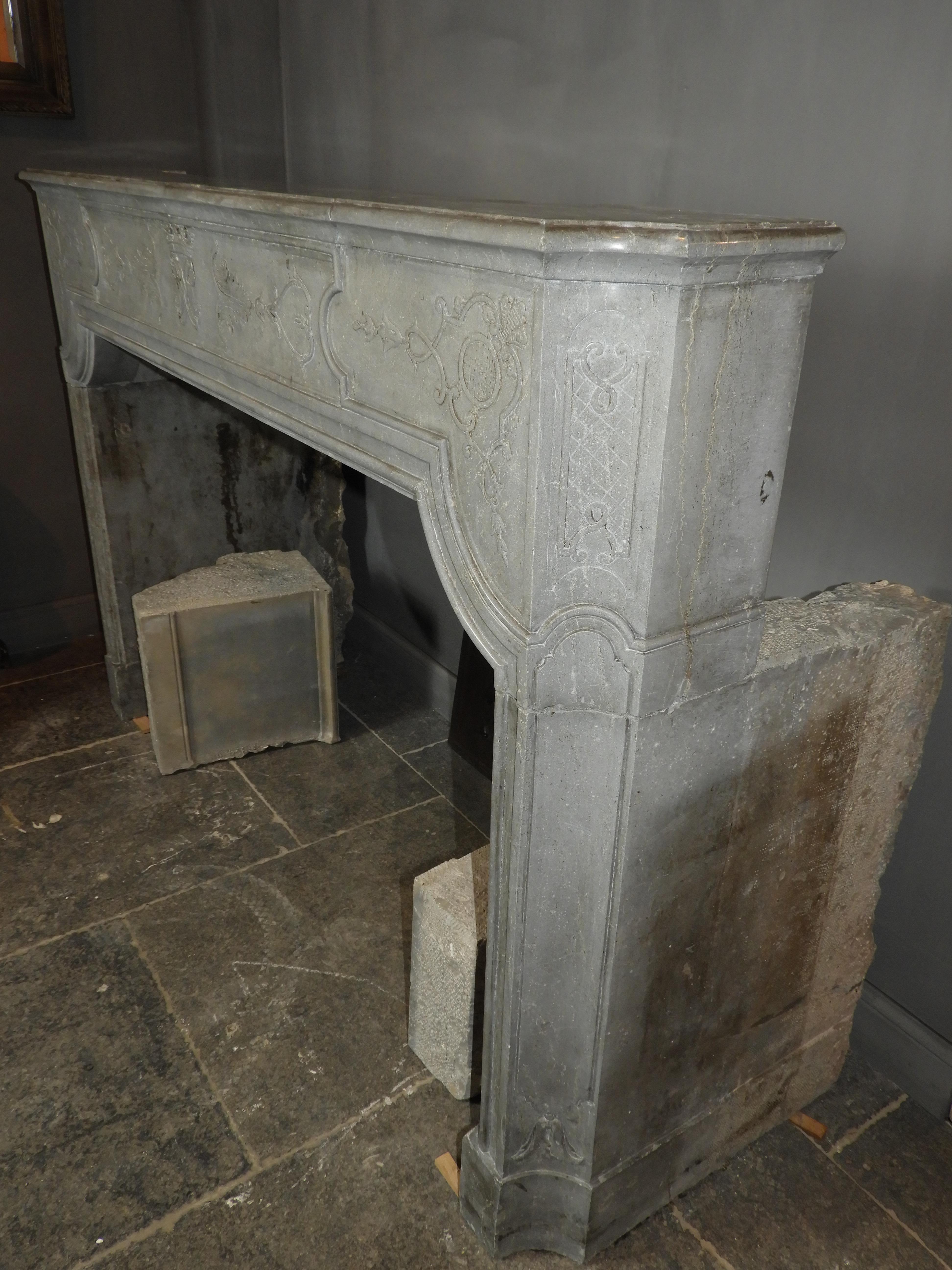 18th Century Louis XIV Fireplace in Grey Limestone For Sale 2