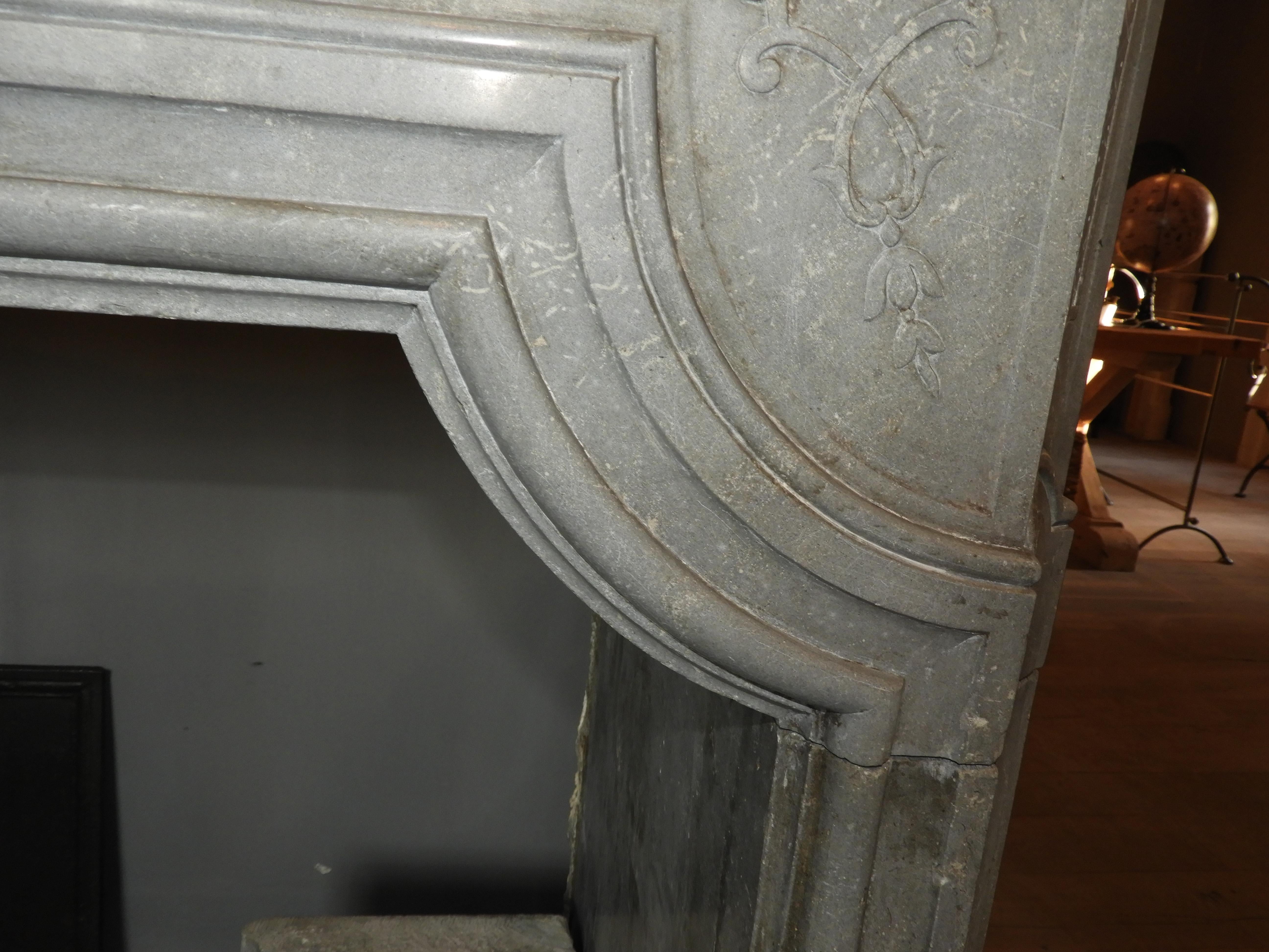 18th Century Louis XIV Fireplace in Grey Limestone For Sale 3