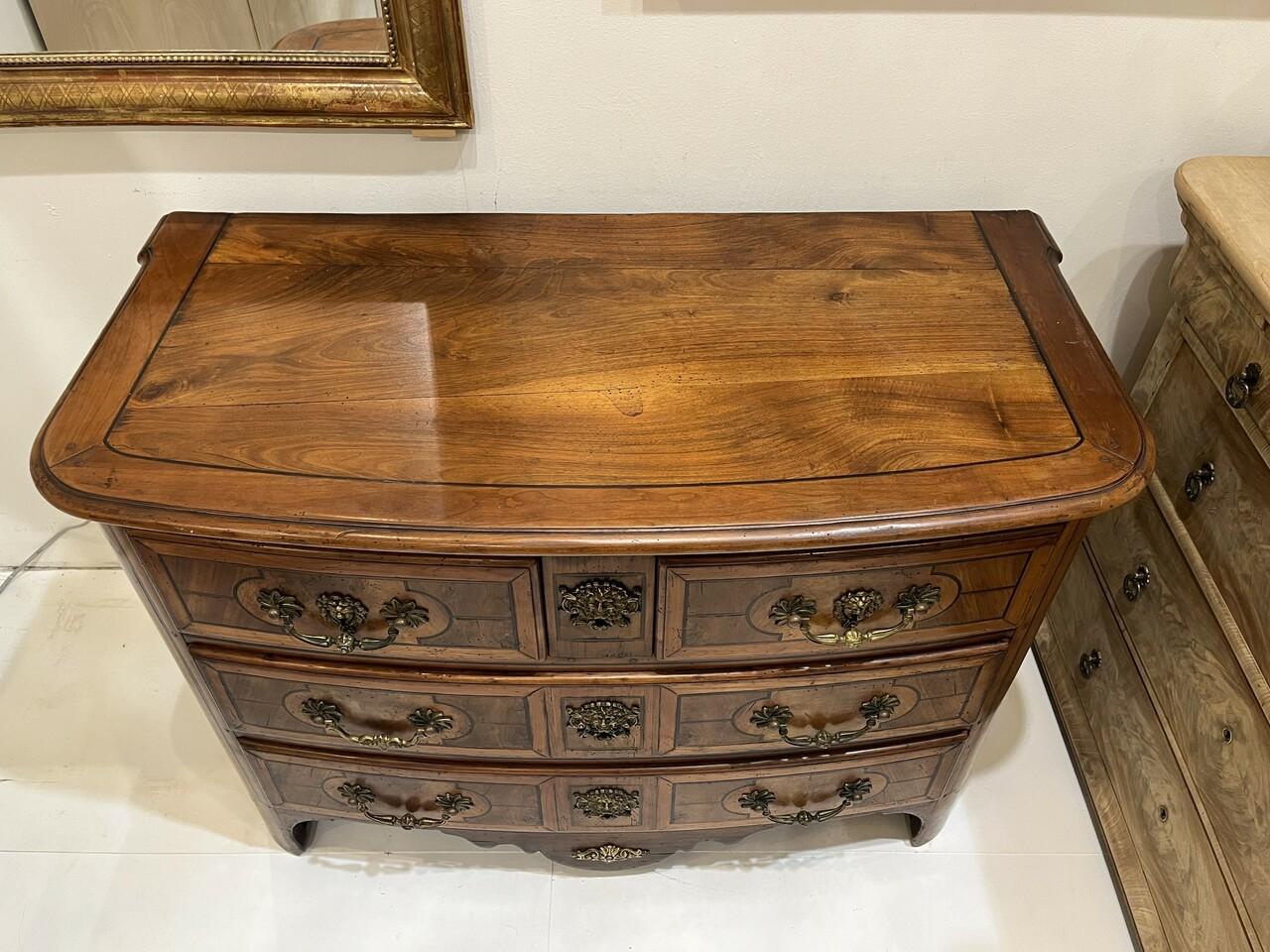 Commode francese del XVIII secolo Luigi XIV con tiretti e accenti a testa di leone. Struttura a perni con cassetti a coda di rondine, il legno è noce
Pronto per essere posizionato