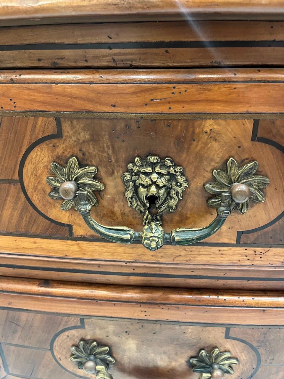 Francese Commode francese del XVIII secolo Luigi XIV in vendita