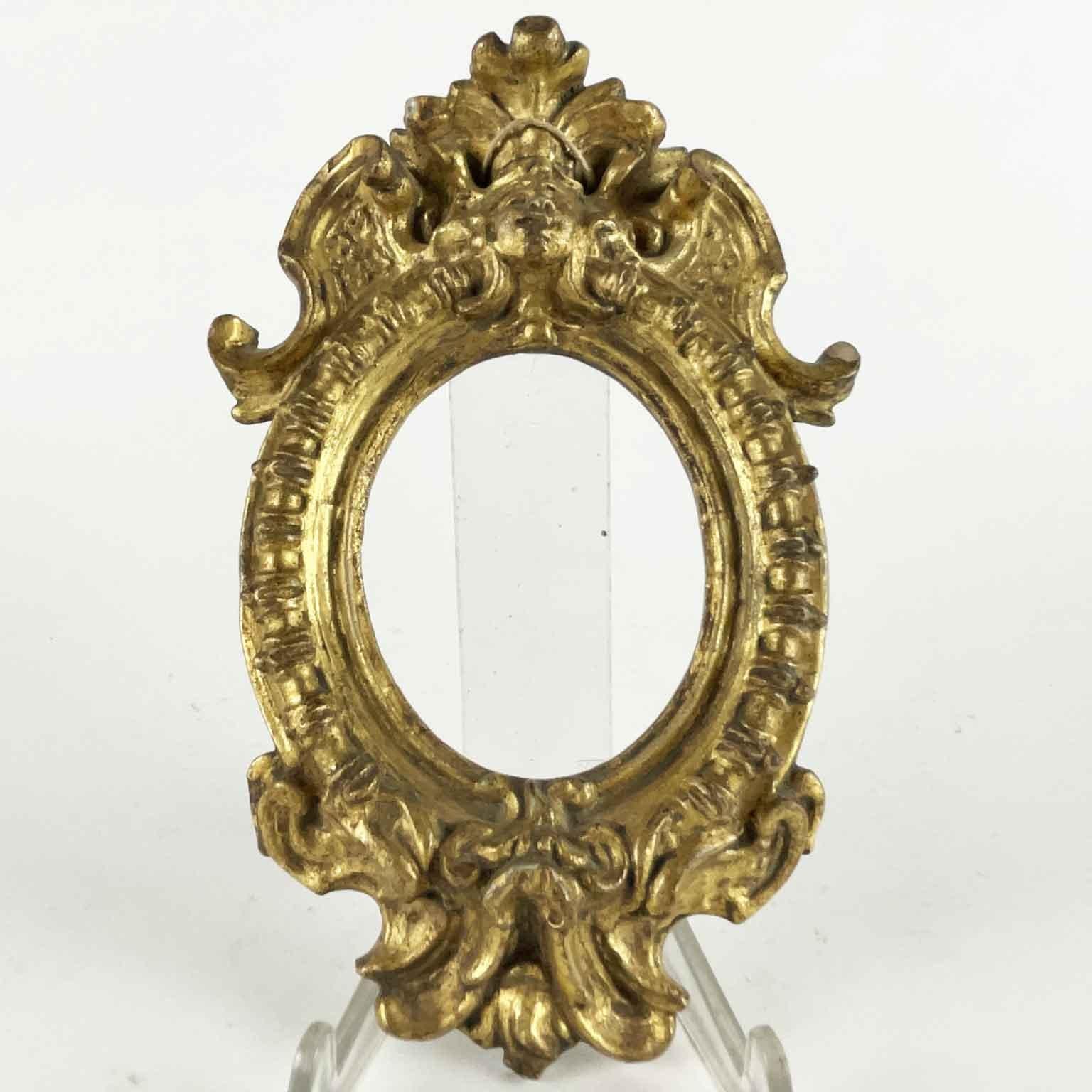 From Italy Rome, a unique Louis XIV Pair of 1700s Italian Giled Terracotta Frames, they are almost a pair of similar form and age but with slight differences. The two lovely small oval frames were probably made for framing oval miniatures, they are