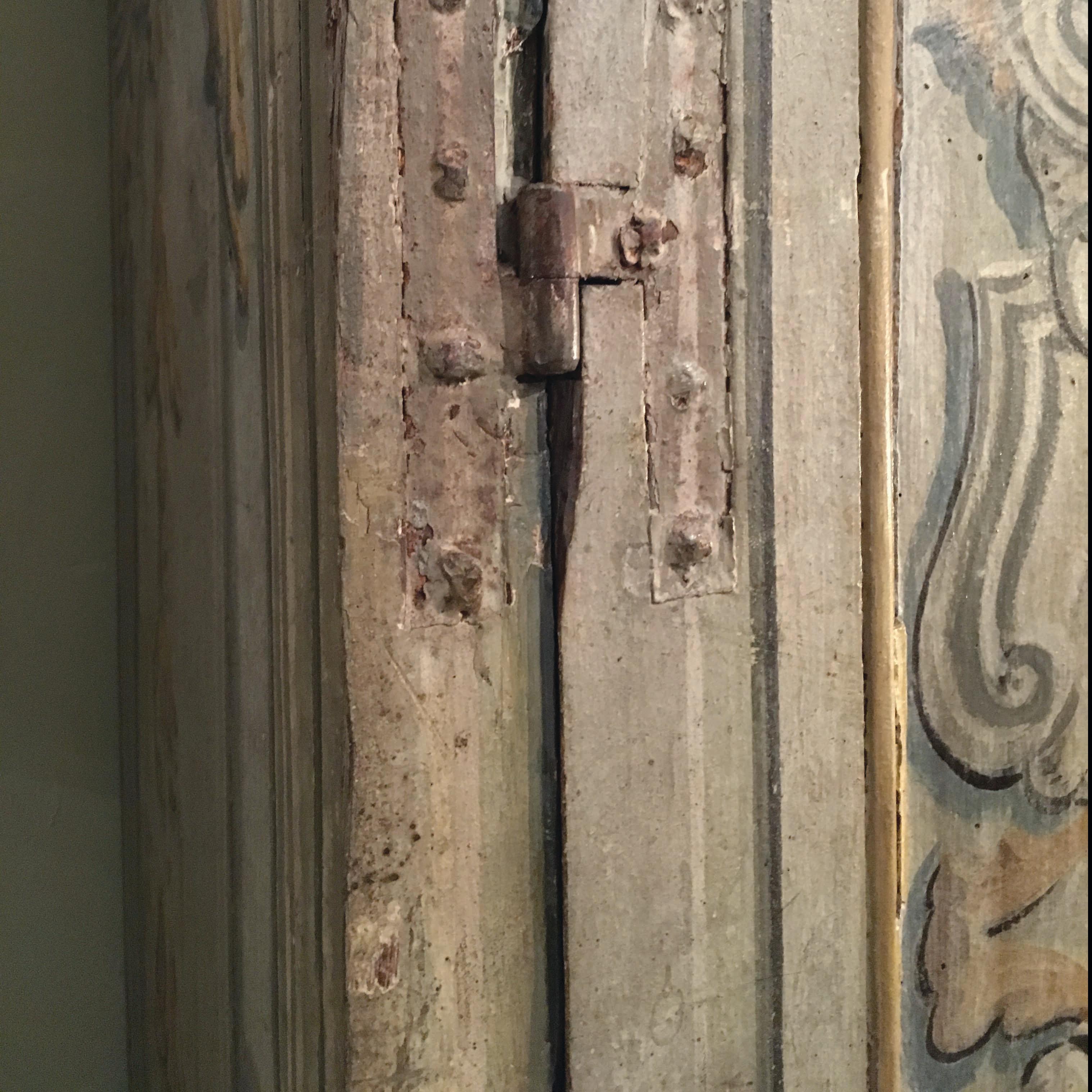 A very rare Tuscan armoire or wardrobe probably from Florence.
Simple and elegant structure, typical for Tuscan furniture, displaying a charming painted decoration.
The whole structure of the wardrobe is original, except a piece of the crown of