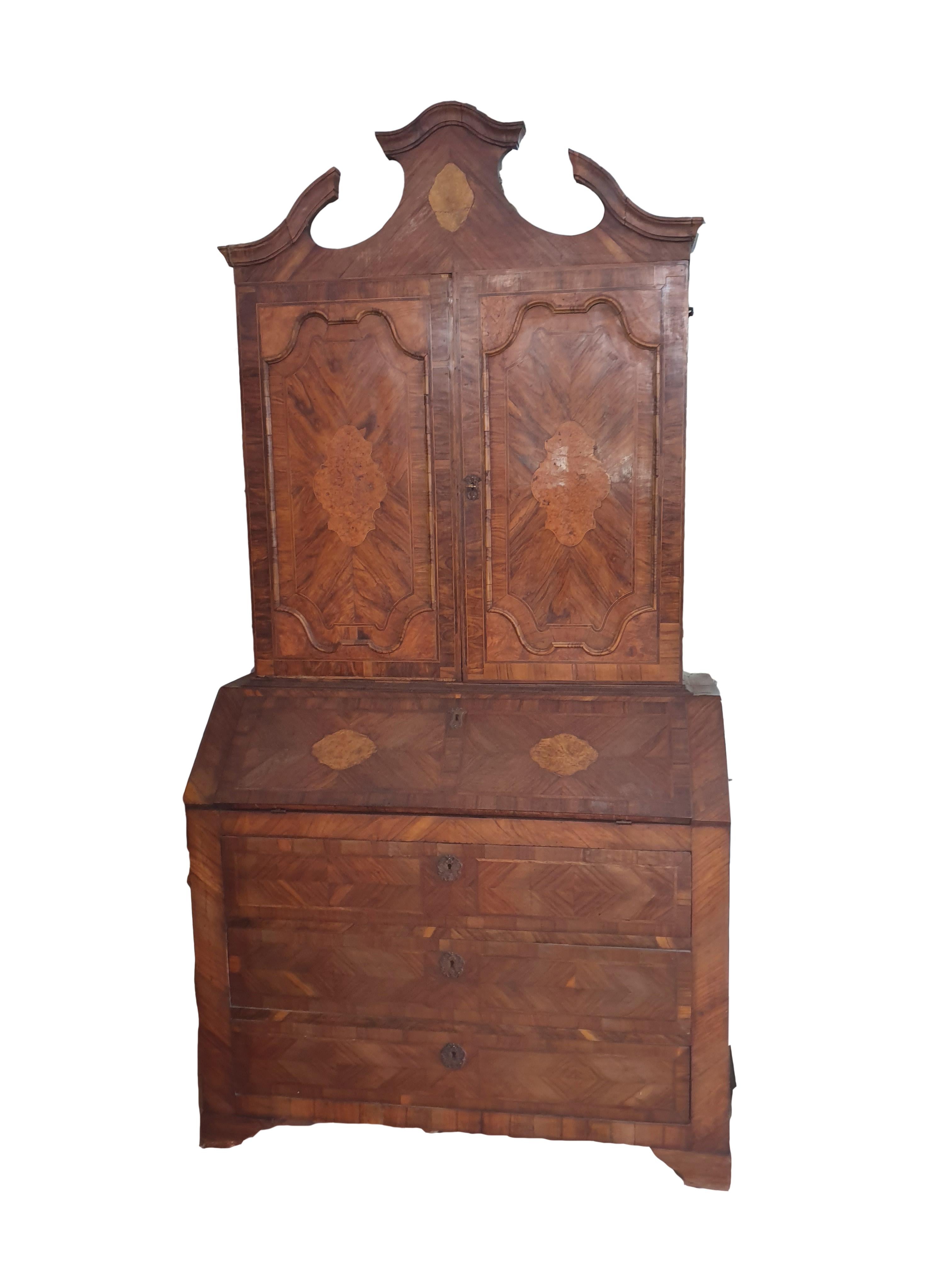 Important Sicilian Trumeau cabinet, with front flap, two upper doors and three drawers, veneered in walnut and briar walnut. Particular processing of the upper doors, inside painted with oil.
Sicily Louis XIV.