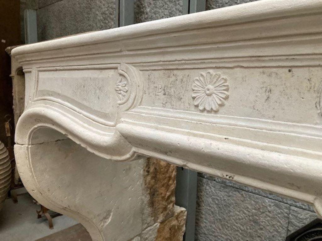 18th Century Louis XIV Limestone Fireplace Mantel In Good Condition For Sale In Zedelgem, BE
