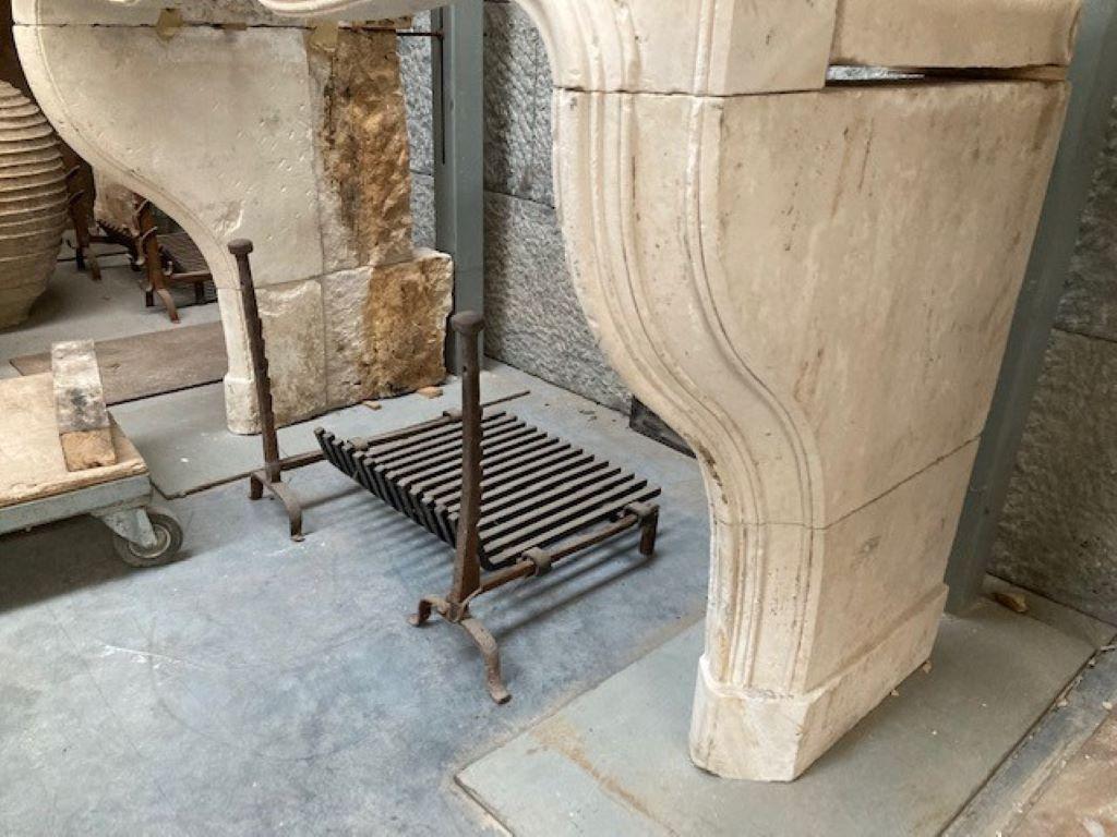 Calcaire Cheminée en pierre calcaire Louis XIV du XVIIIe siècle en vente