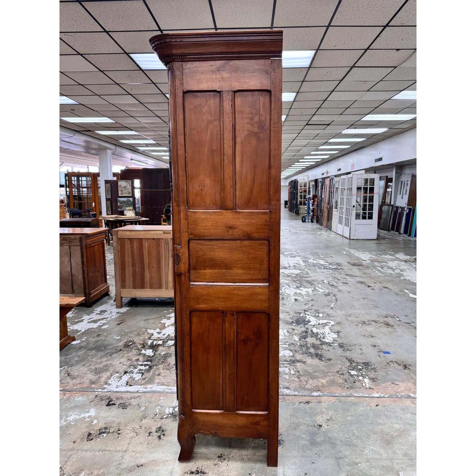 Legno Armoire Luigi XV del XVIII secolo in vendita