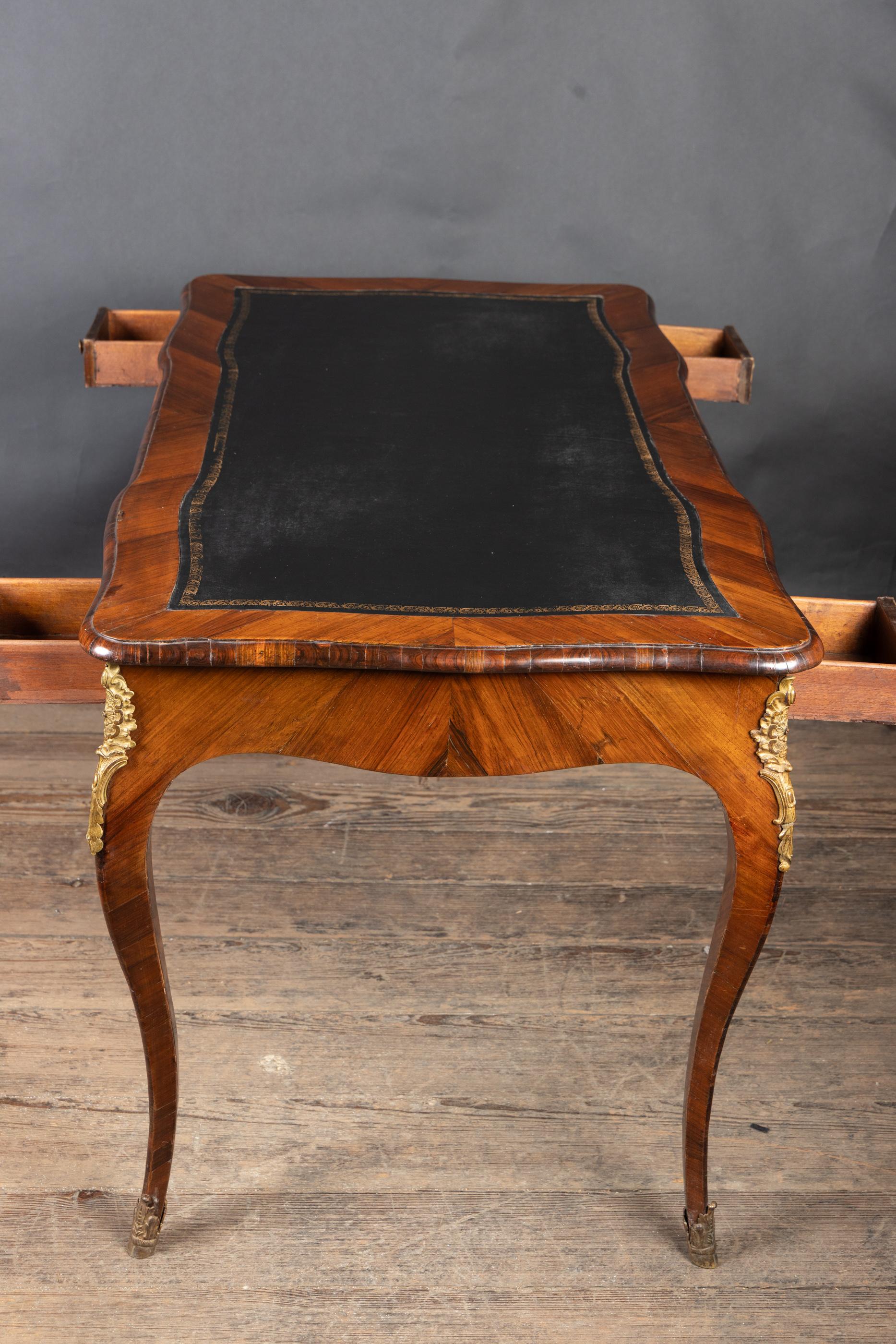 Francese Tavolo da gioco Backgammon Luigi XV del XVIII secolo con supporti in bronzo, CIRCA 1780 in vendita