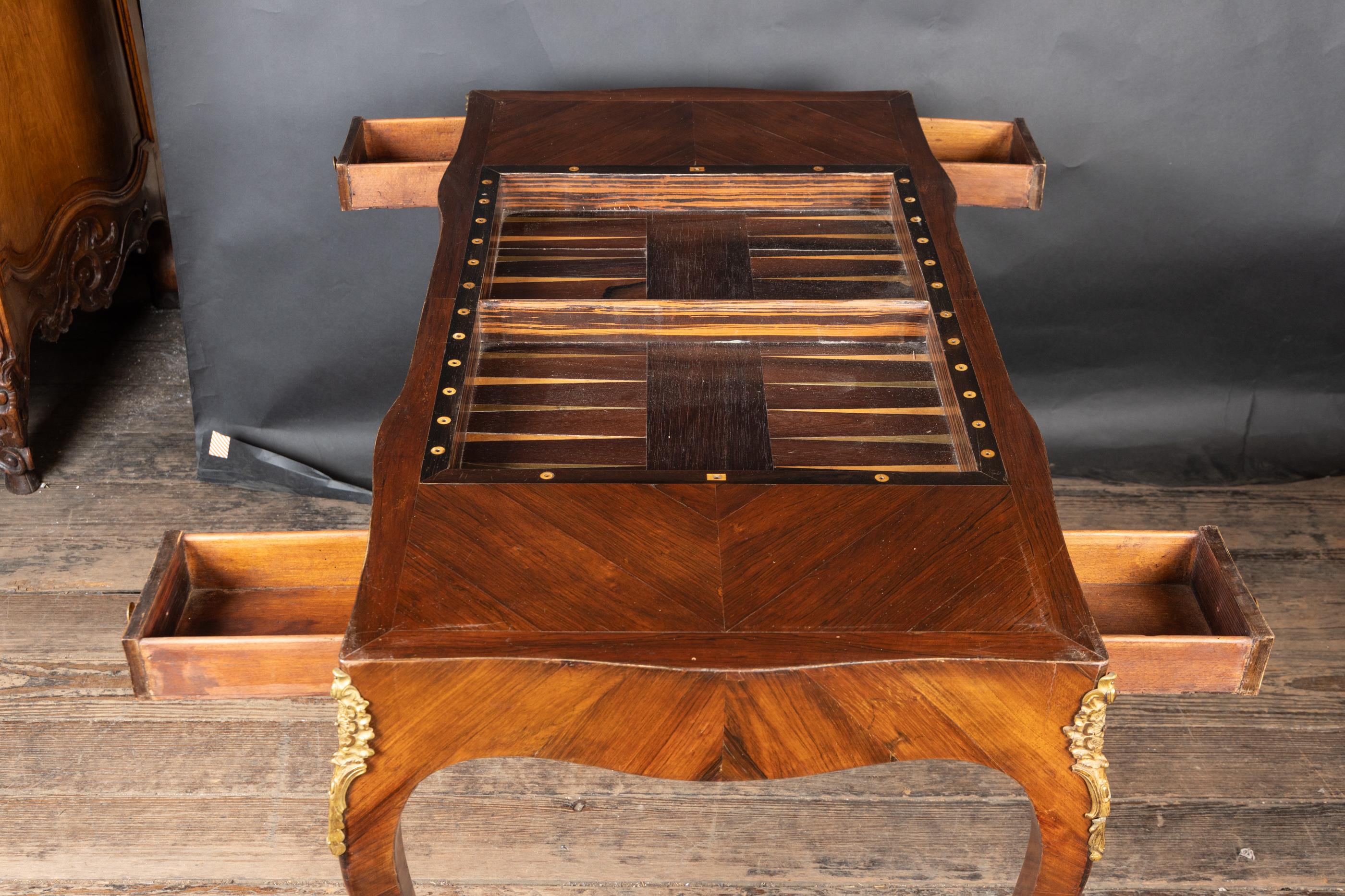 Bronzo Tavolo da gioco Backgammon Luigi XV del XVIII secolo con supporti in bronzo, CIRCA 1780 in vendita