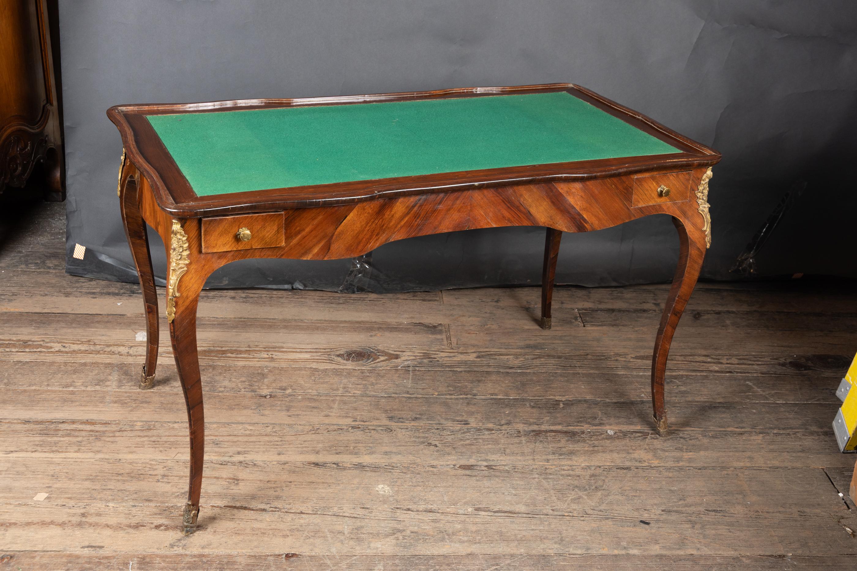 Tavolo da gioco Backgammon Luigi XV del XVIII secolo con supporti in bronzo, CIRCA 1780 in vendita 1