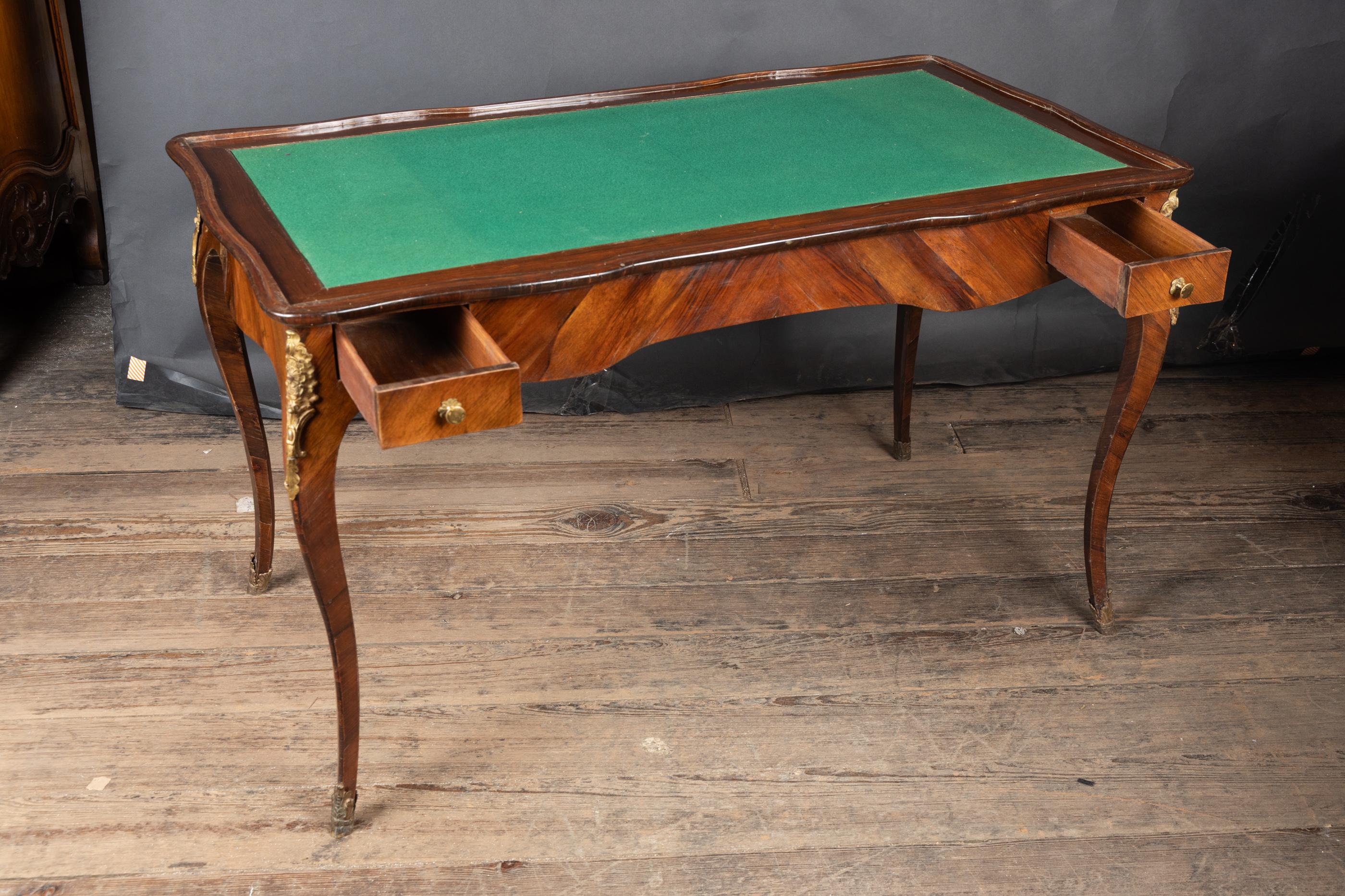 Tavolo da gioco Backgammon Luigi XV del XVIII secolo con supporti in bronzo, CIRCA 1780 in vendita 2