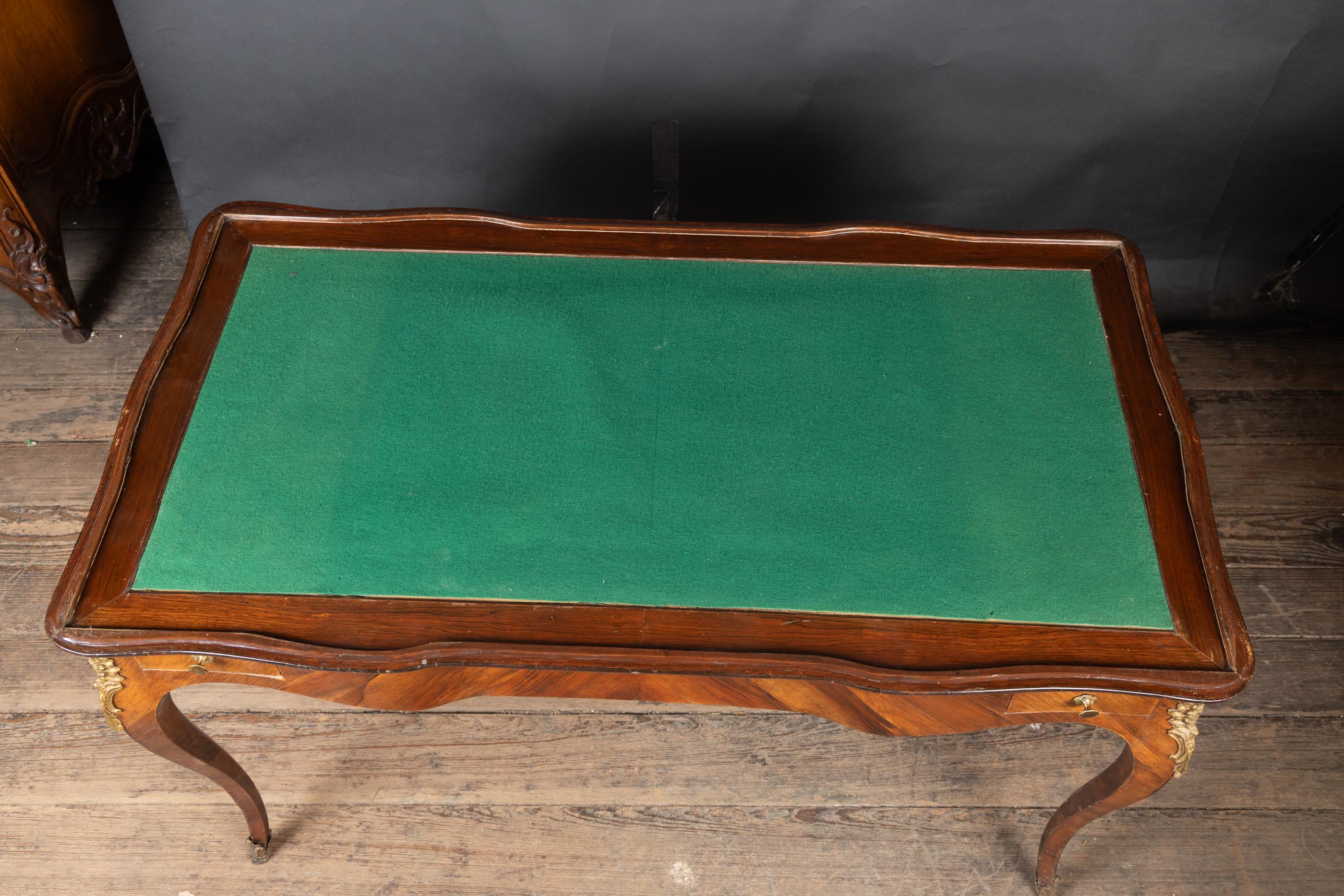 Tavolo da gioco Backgammon Luigi XV del XVIII secolo con supporti in bronzo, CIRCA 1780 in vendita 3
