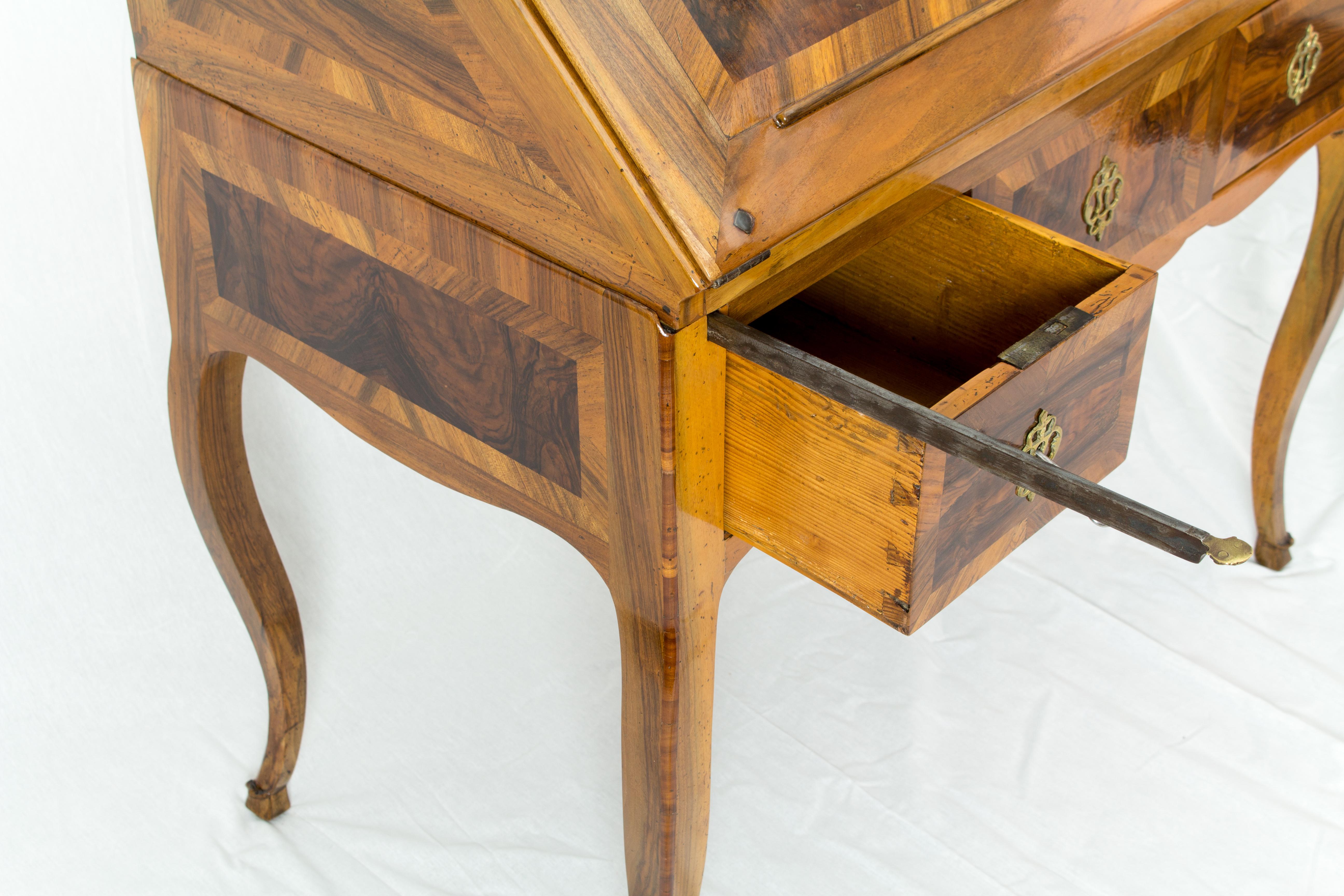 18. Jahrhundert Louis XV Barock Nussbaum Herbst Front Schreibtisch/ Sekretär im Angebot 1