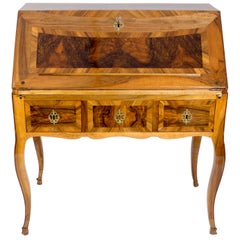 Bureau/ Secretaire baroque Louis XV du 18ème siècle en noyer avec façade en forme d'automne 