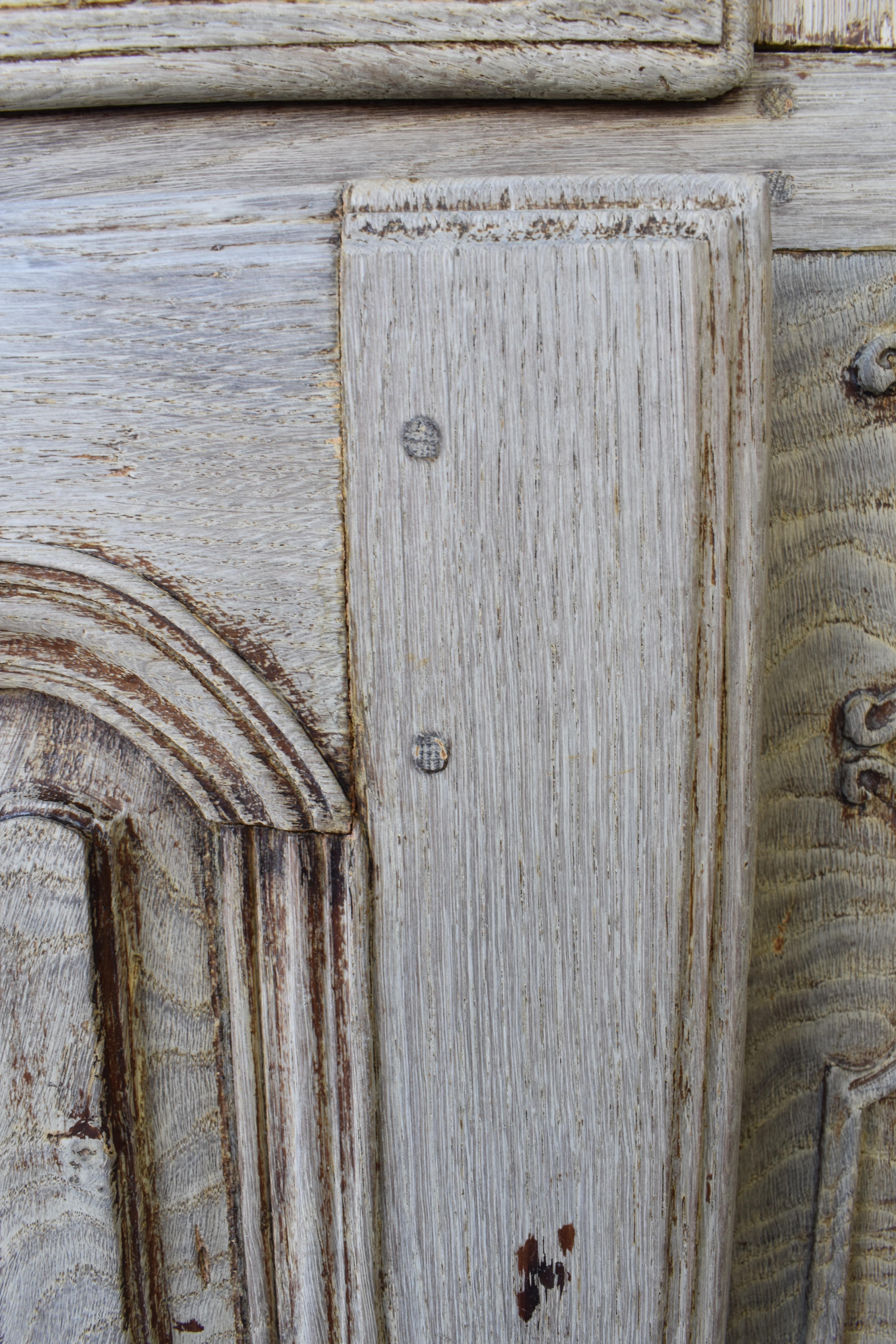 Buffet/Enfilade en chêne blanchi Louis XV du 18ème siècle en vente 5