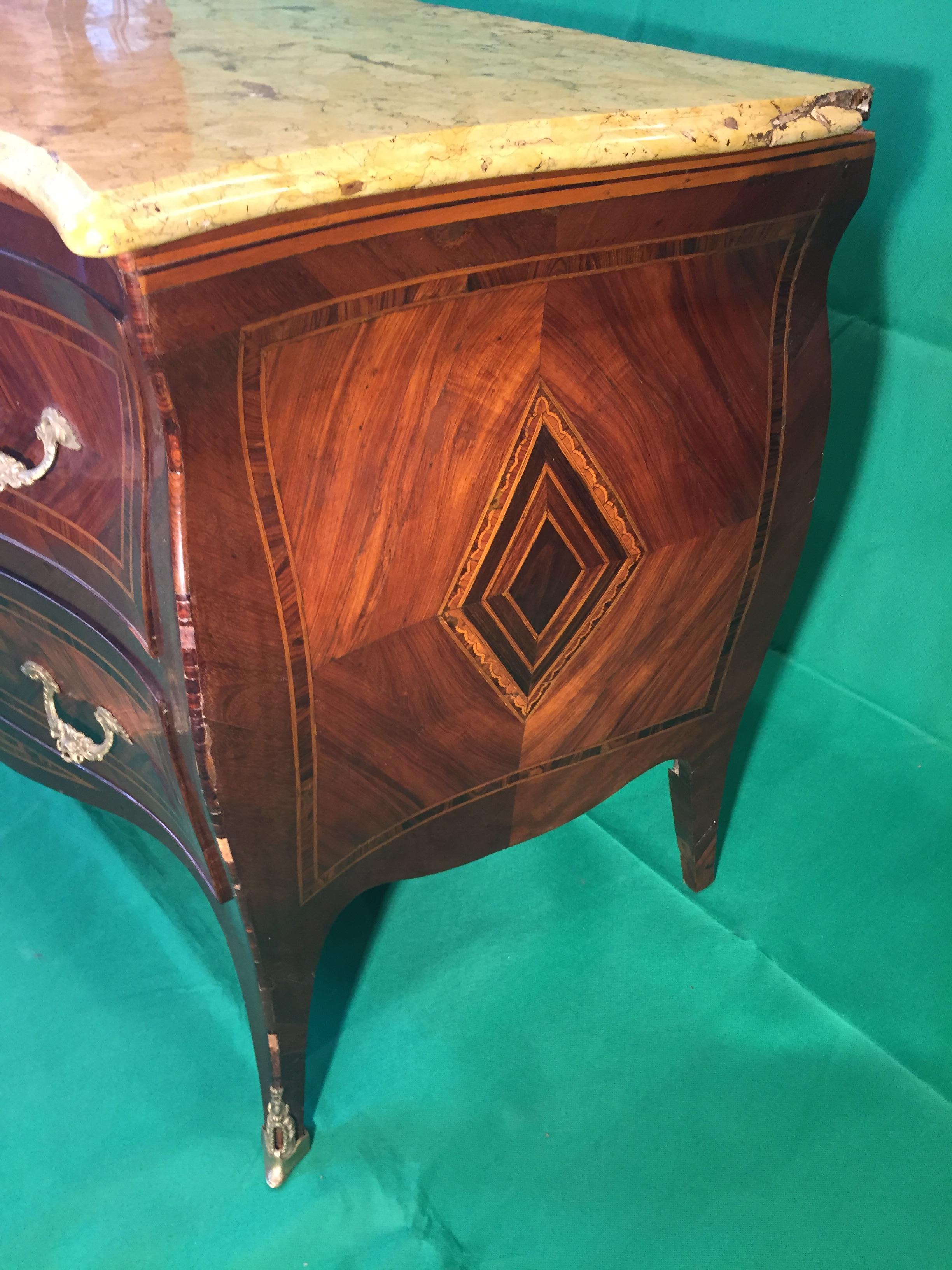 Italian chest of drawers, city of Naples, in rosewood and inlaid with fruit woods. Shaped on the sides and on the front. Original yellow marble, plated. Small deficiencies in the slab and in marble. Period circa 1750.