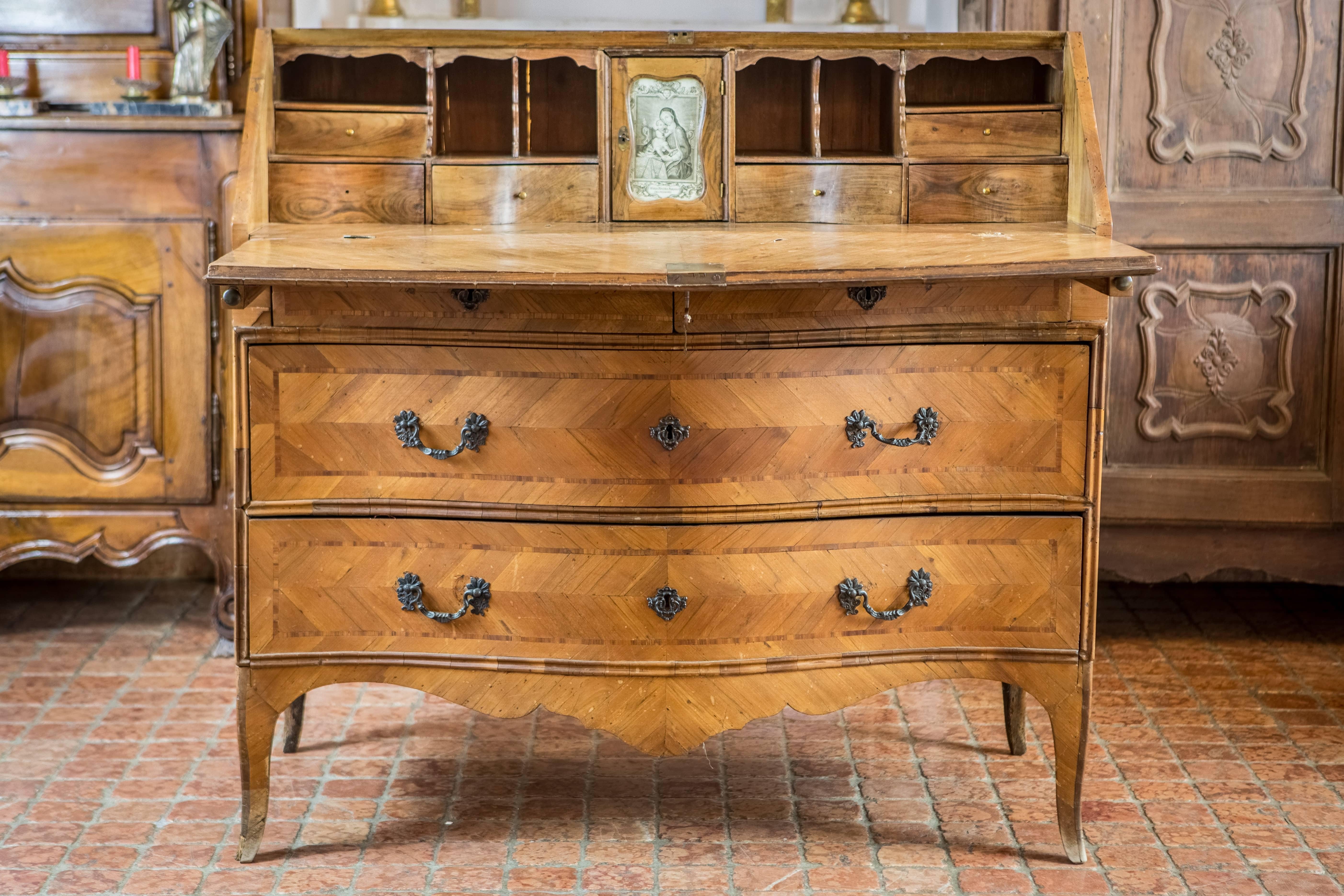 Escritorio con frente abatible de marquetería genovesa italiana de nogal del siglo XVIII Bureau Luis XV en venta 13